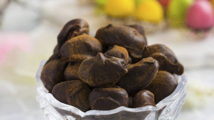 Rosta mandlarna först så blir dessa chokladdoppade mandlar knapriga och superläckra!