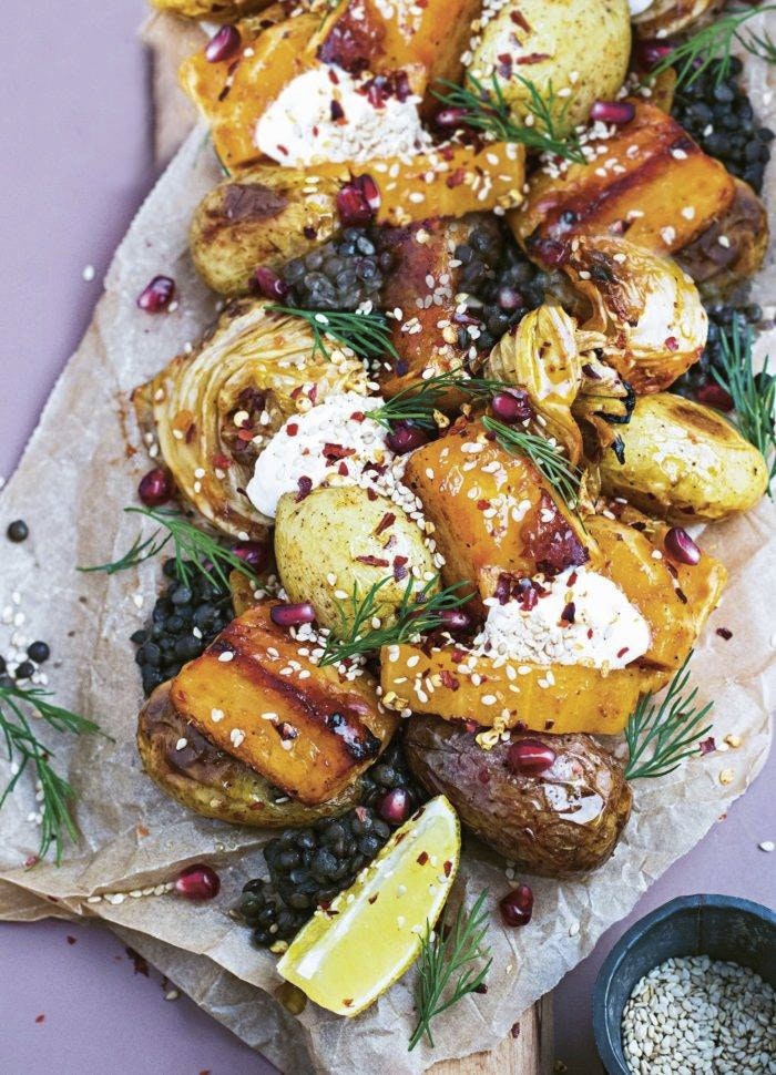 Underbara råvaror i en form – halloumi, pumpa, spetskål, linser och sesamfrön.