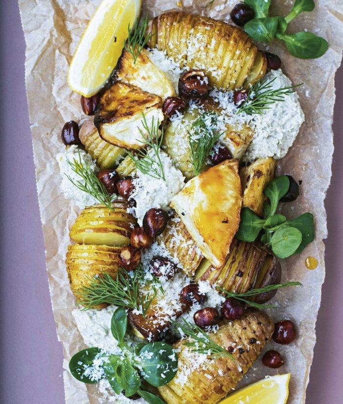 Rotselleri och hasselbackspotatis serveras med en läcker svampkräm smak satt med vitlök, parmesan och soja.