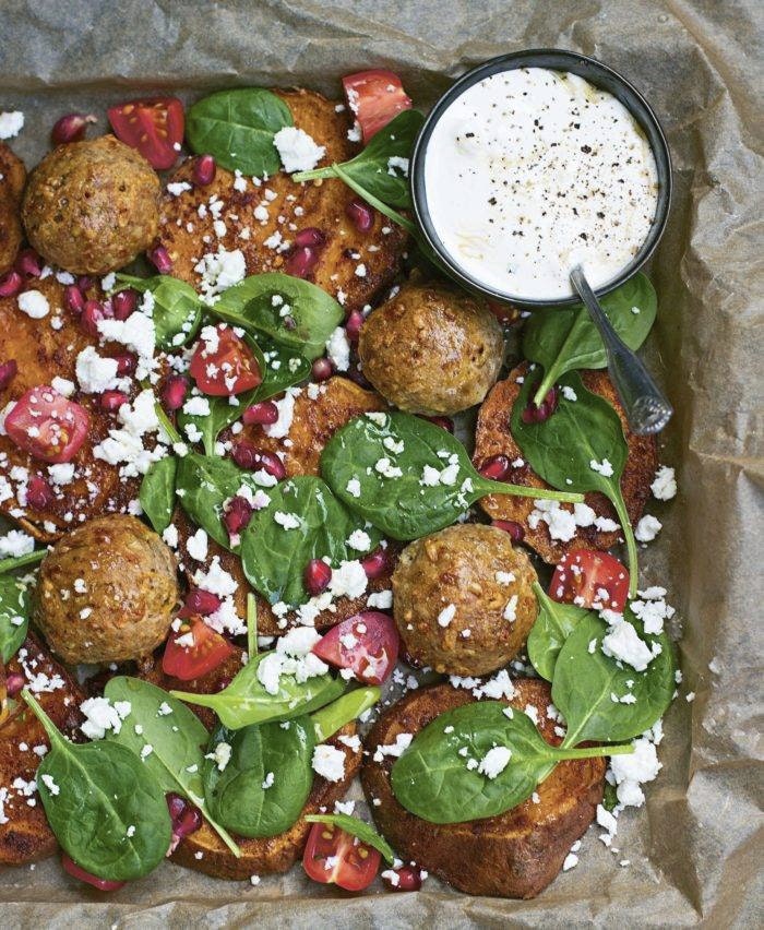 Ugnsrostade valnötsbollar och skivor av sötpotatis får gott sällskap av fetaost och granatäpple.