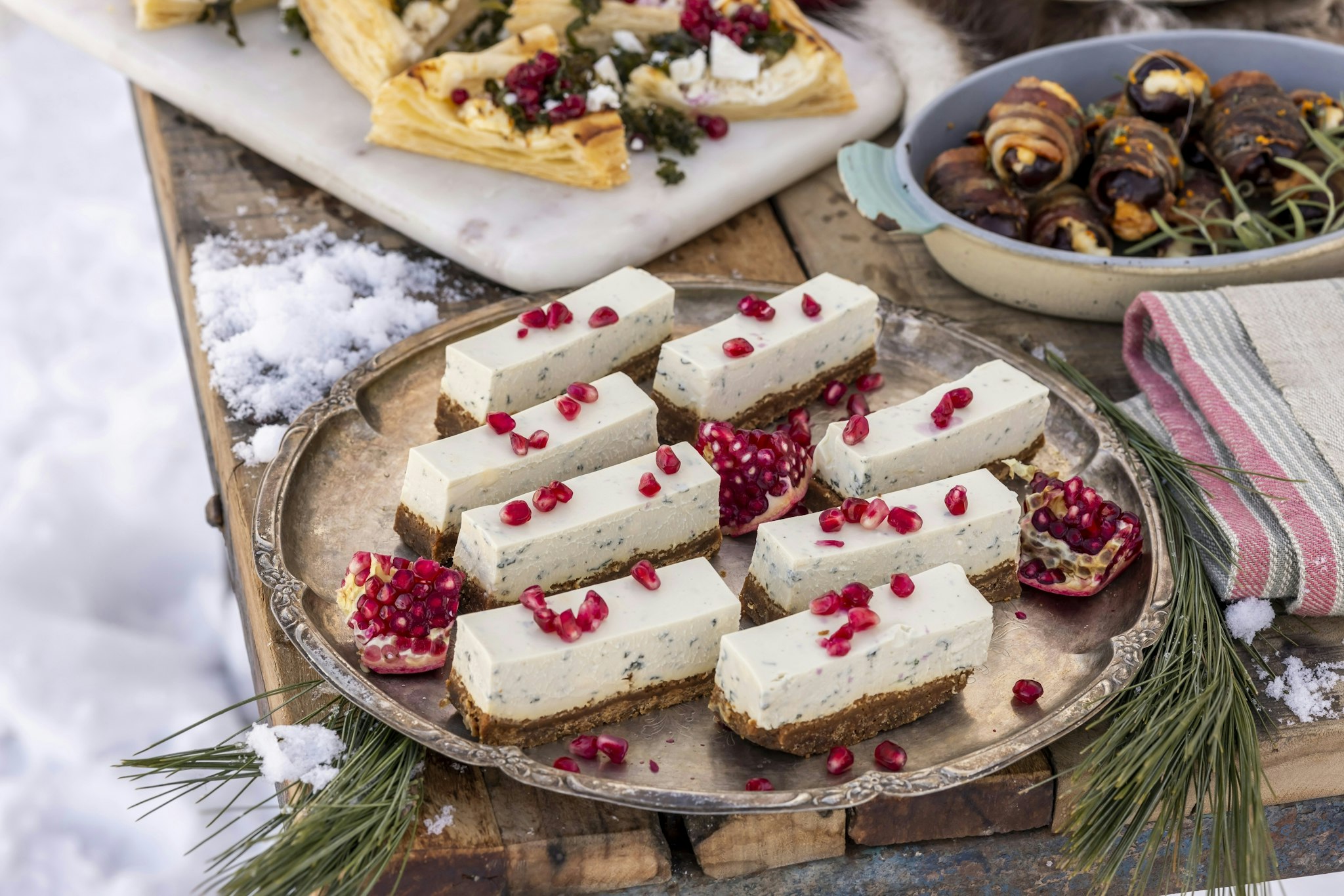 Ädelostmousse på pepparkaka med granatäpple