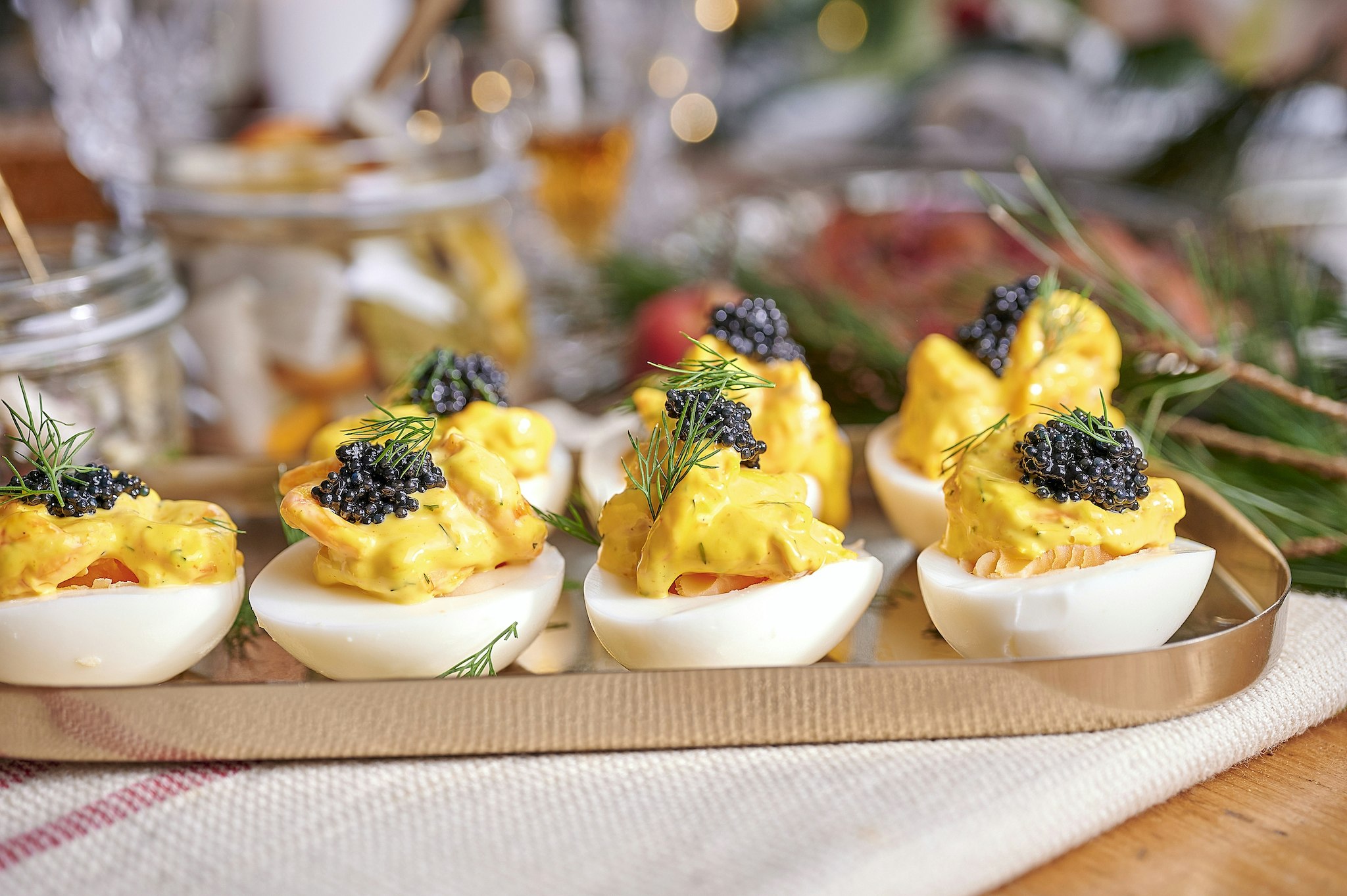 Ägghalvor med saffran, räkor och rom