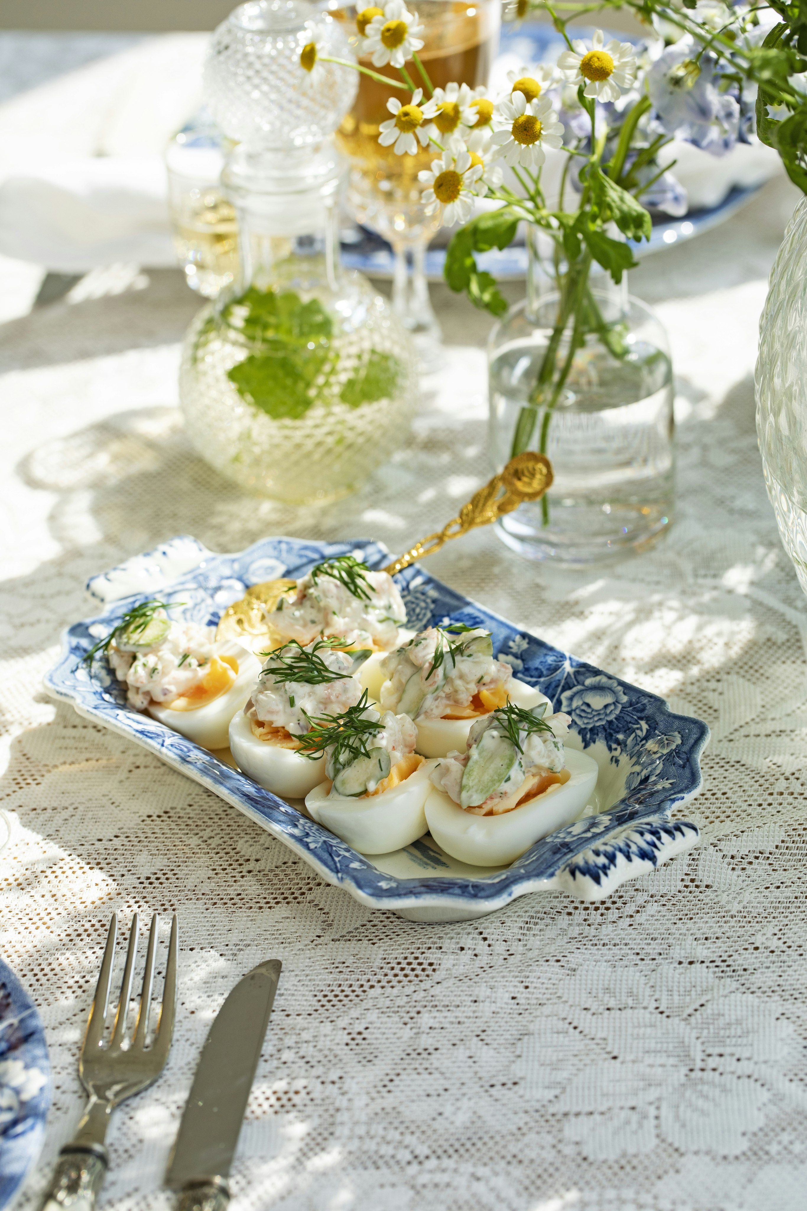 Ägghalvor med räk och sparristopping