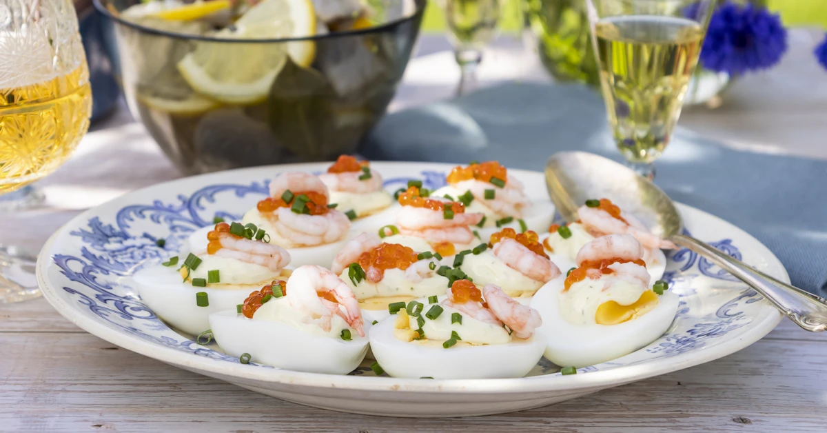 Ägghalvor med räkor, gräslöksmajonnäs och löjrom