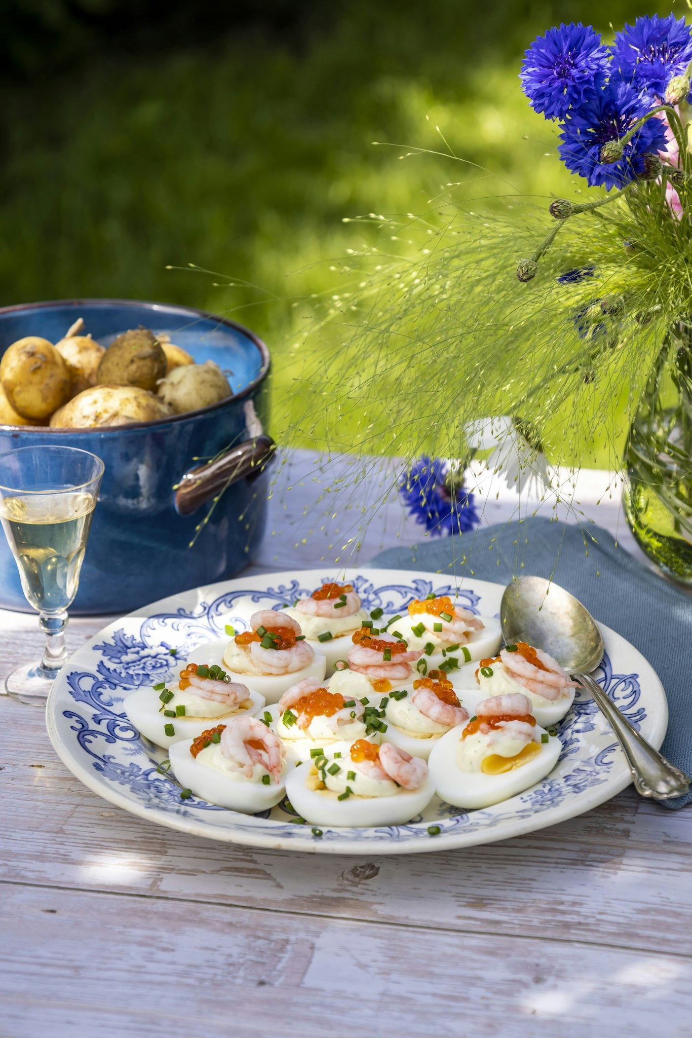 Ägghalvor med räkor, rom och gräslöksmajonnäs