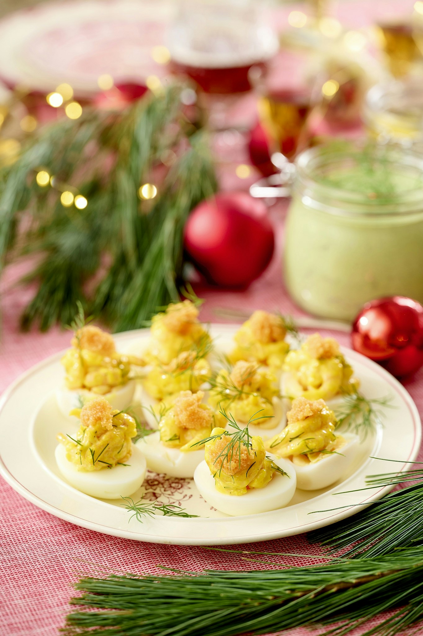 Ägghalvor med räkor i saffran- och dillmajonnäs