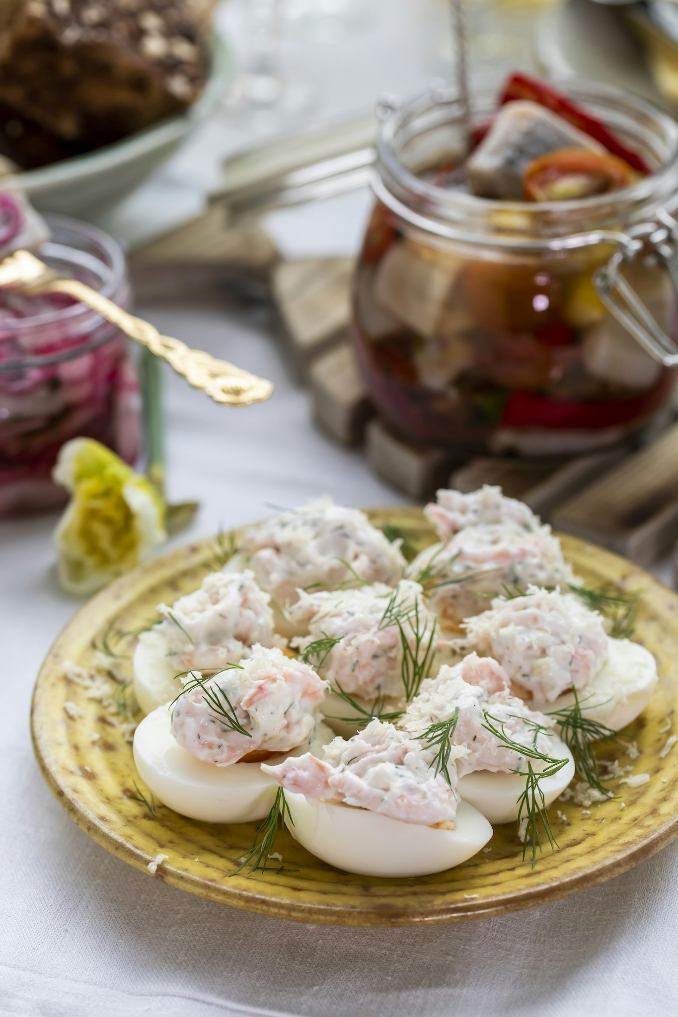 Ägghalvor med räkor och pepparrot