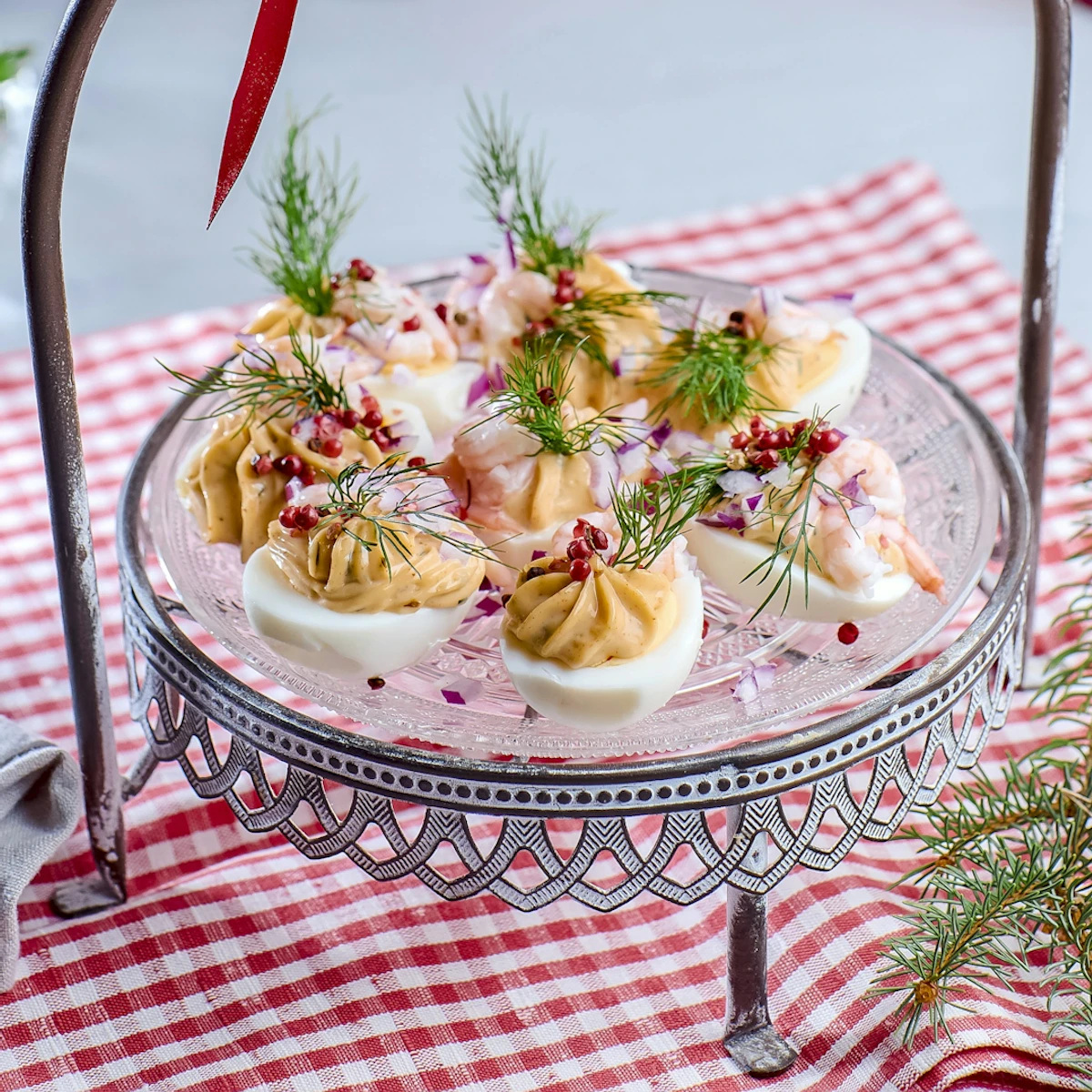 Ägghalvor med räkröra och dill