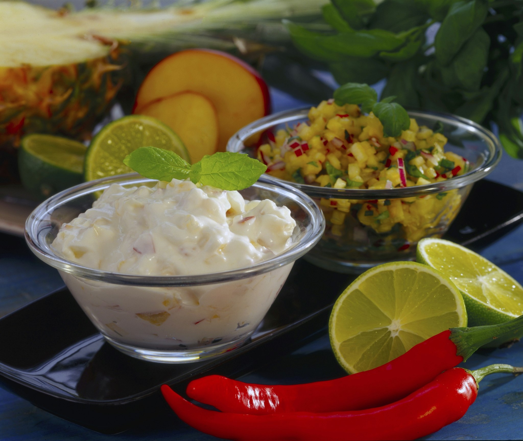 Ananassalsa och yoghurtsås med getost