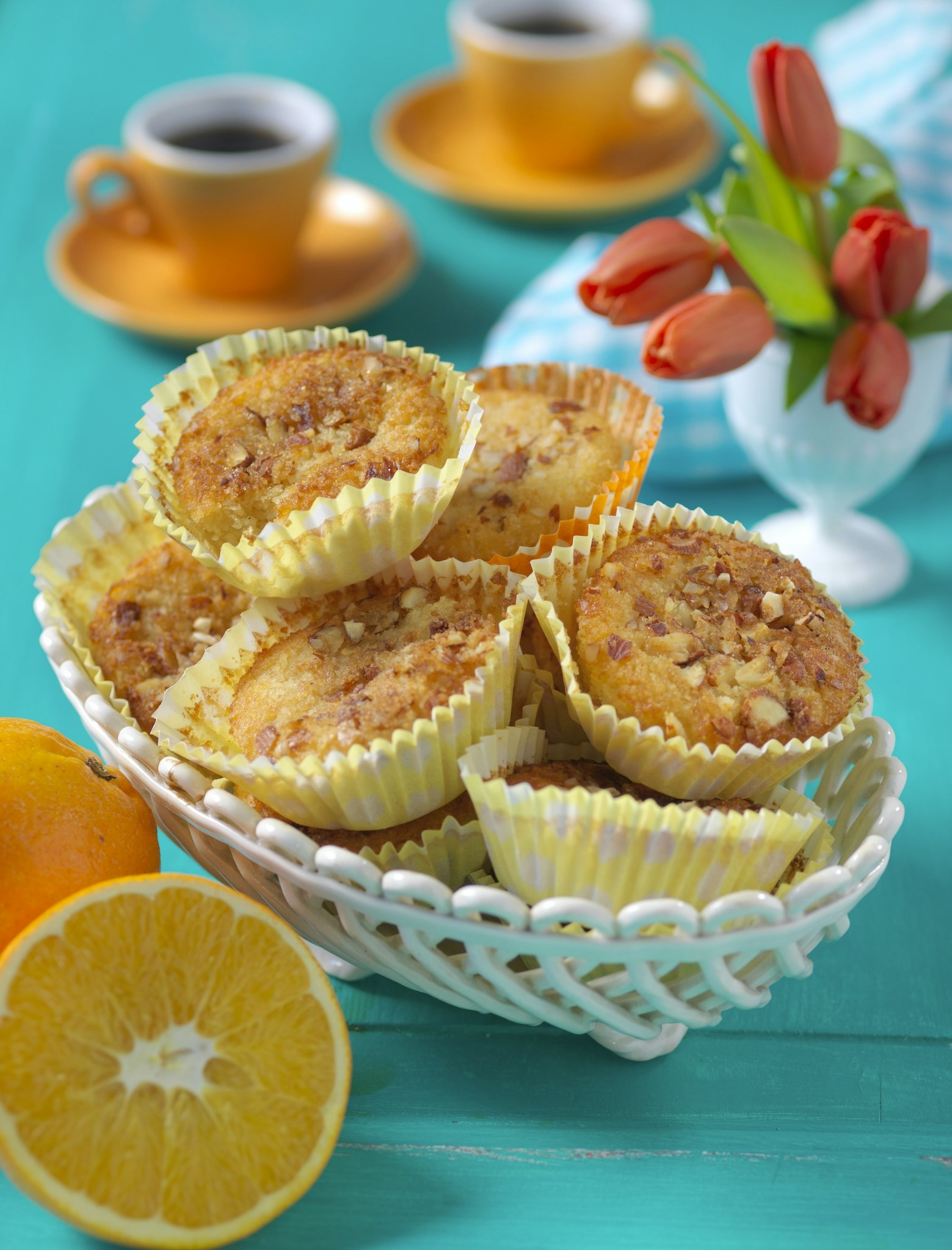 Glutenfria apelsinmuffins med mandeltopp