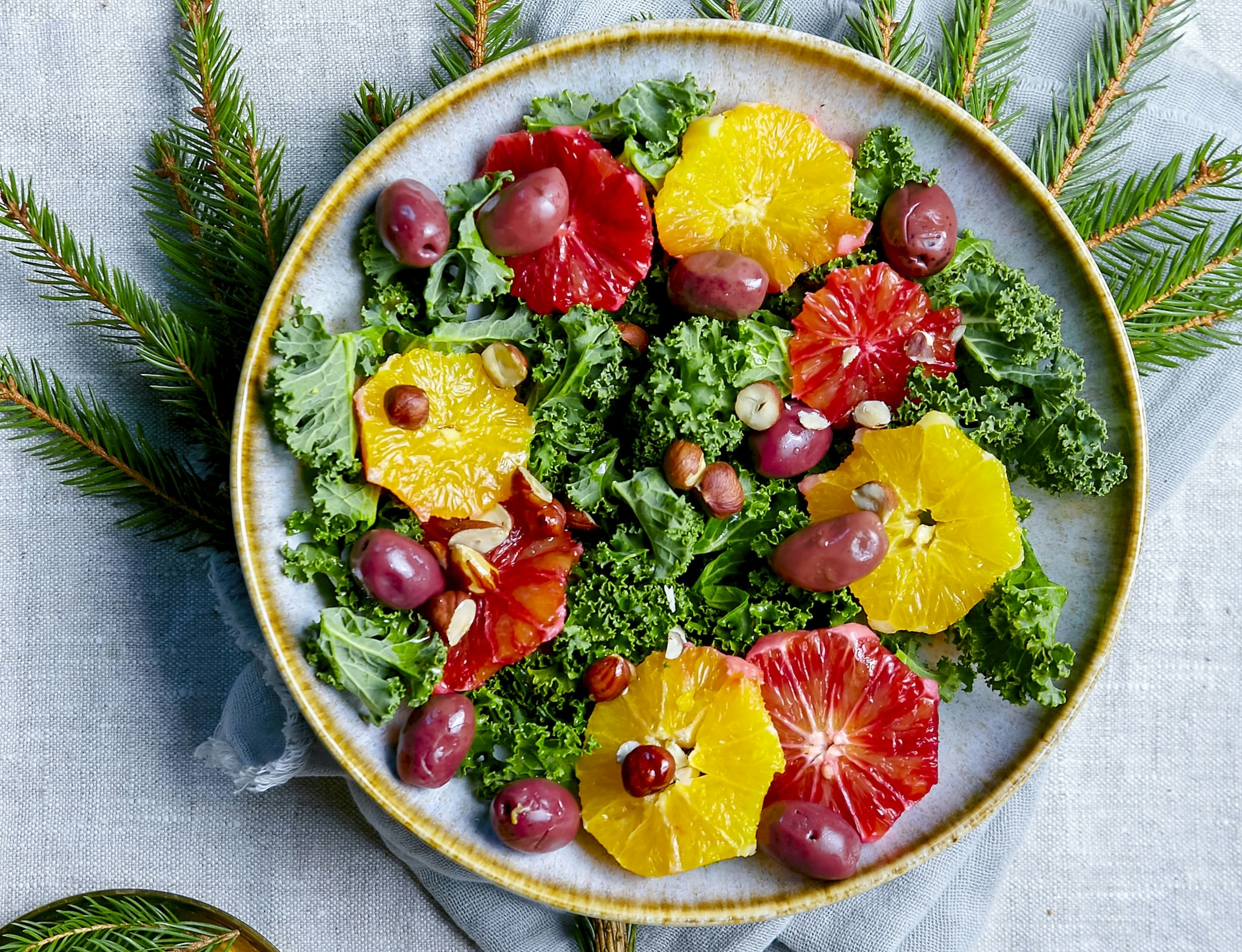 Apelsinsallad med grönkål och oliver
