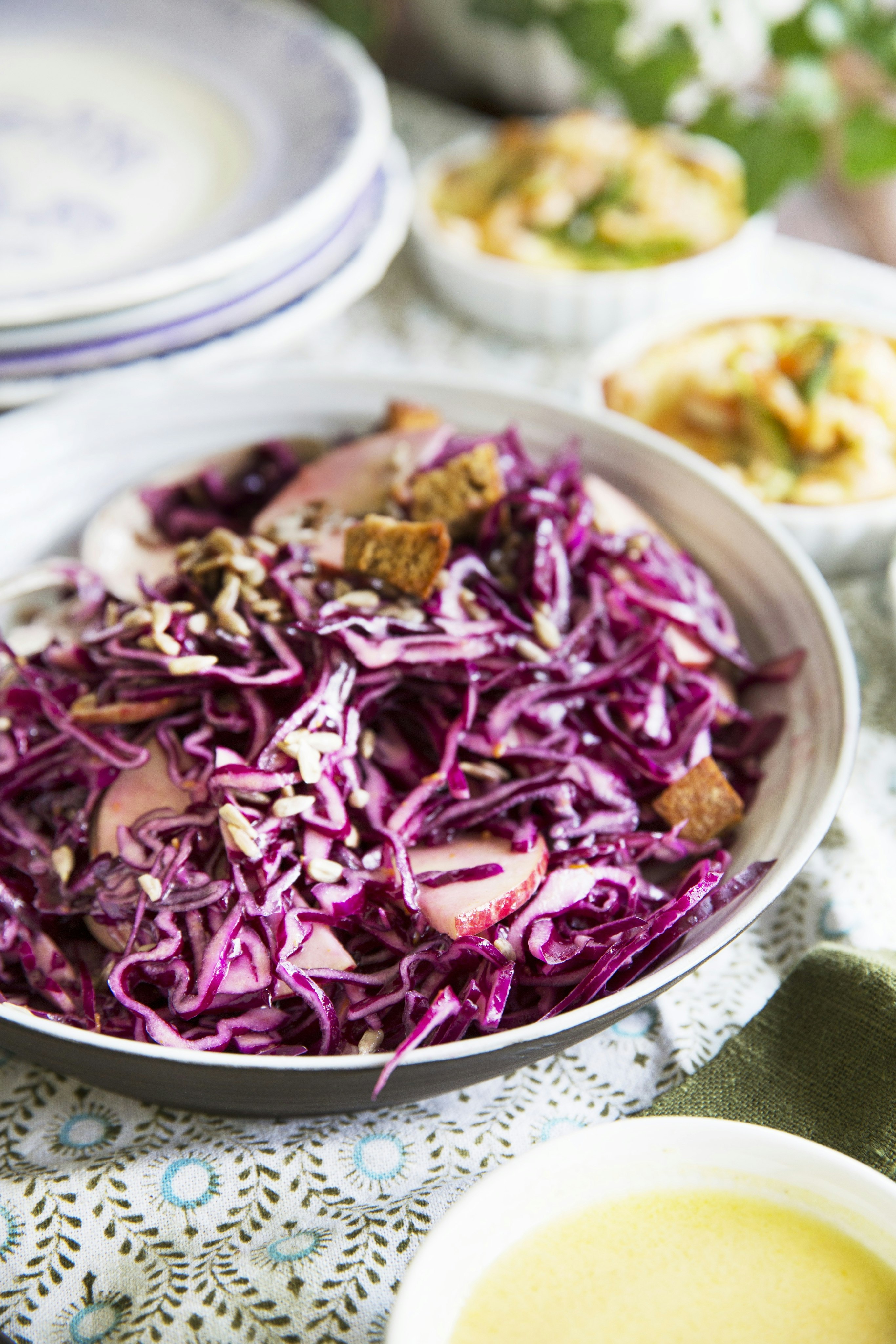 Rödkålssallad med äpple och krutonger