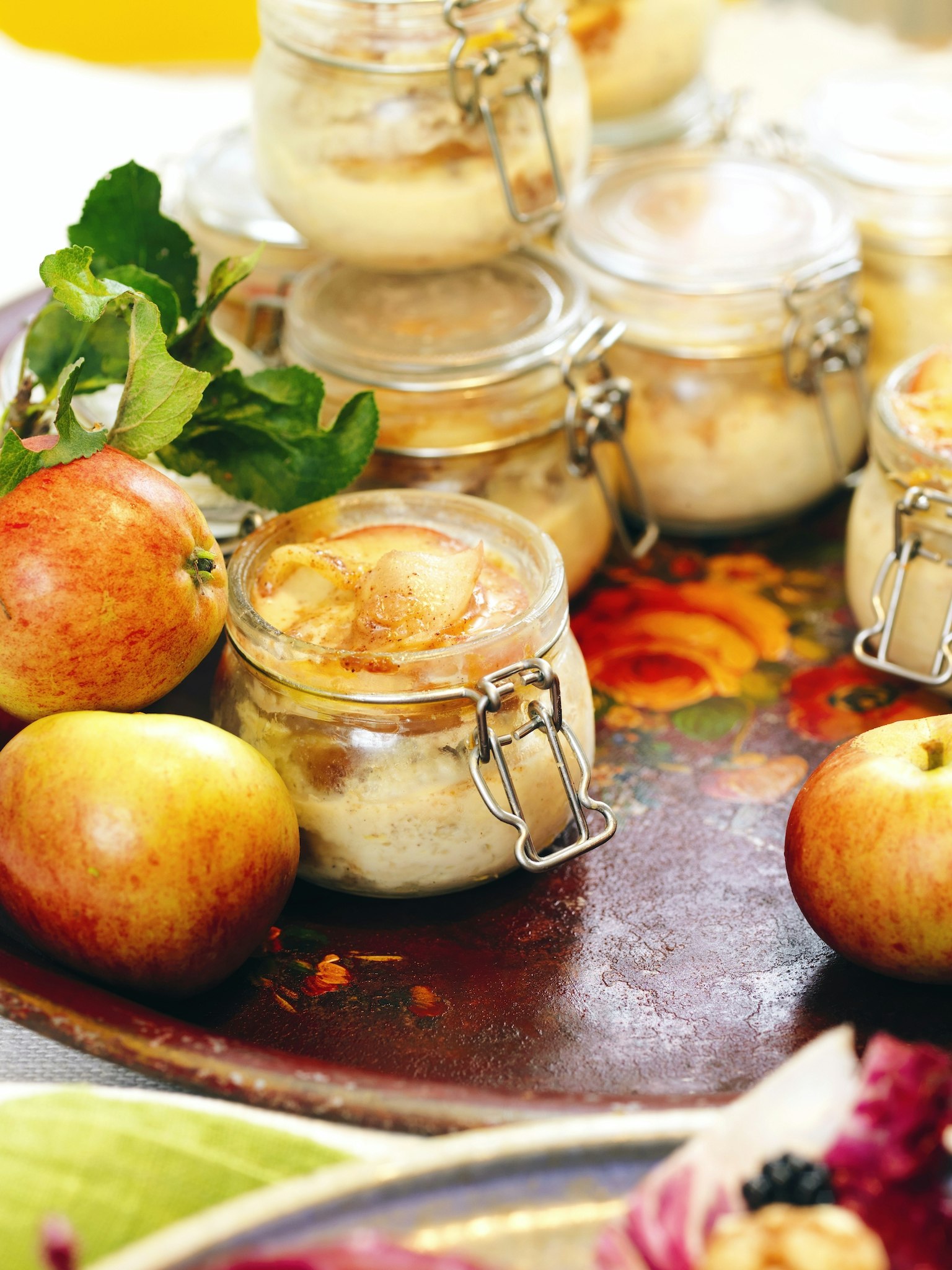 Äppeldessert på burk med vetebröd och vaniljsås