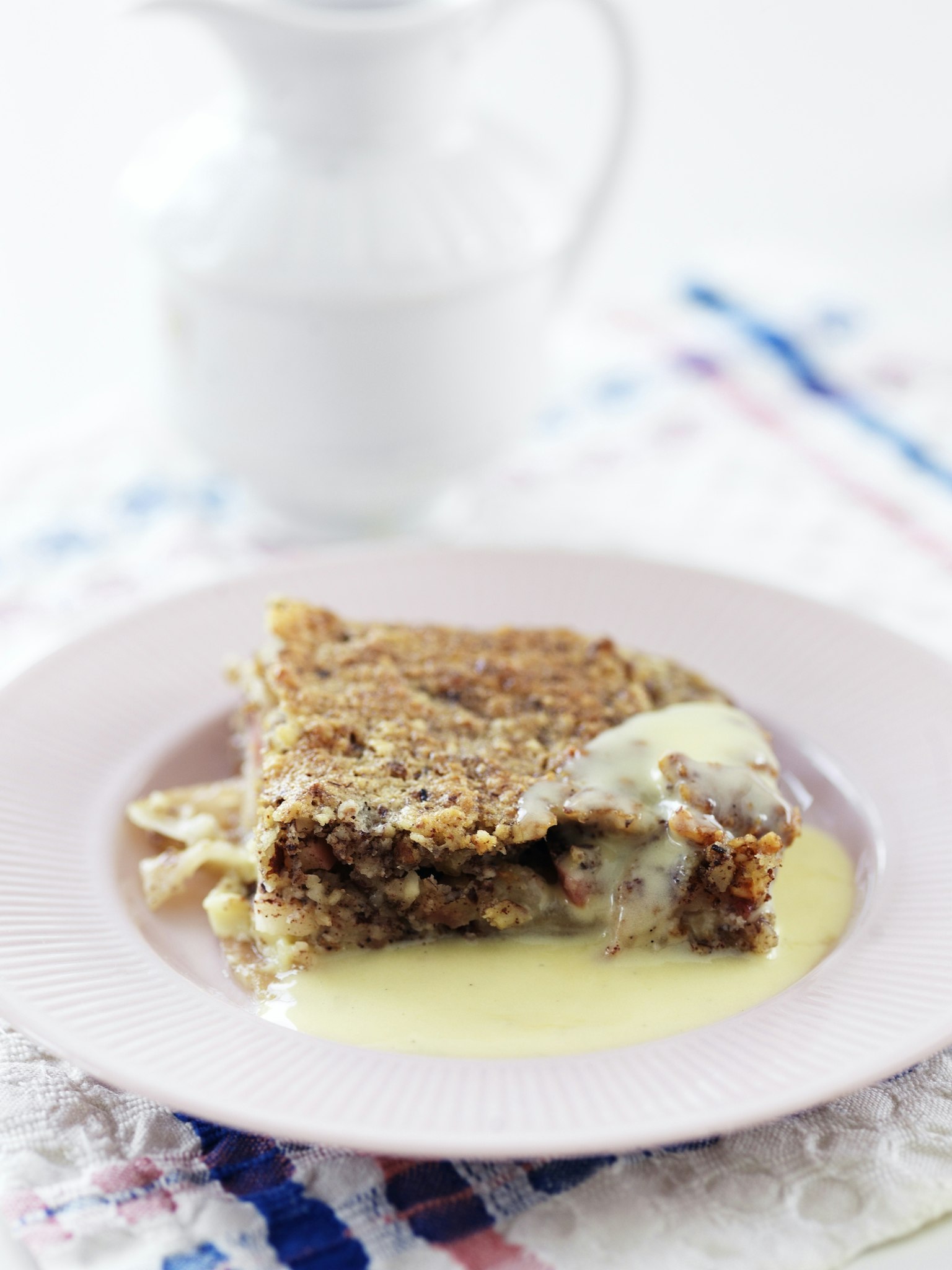 Äppelpaj med hasselnötstäcke