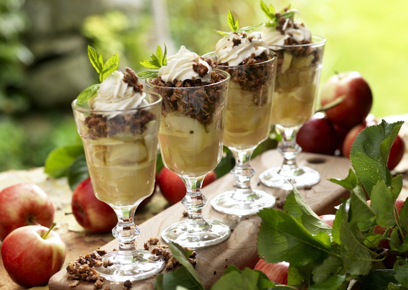 Äppelklyftor med kanelfras och grädde i glas