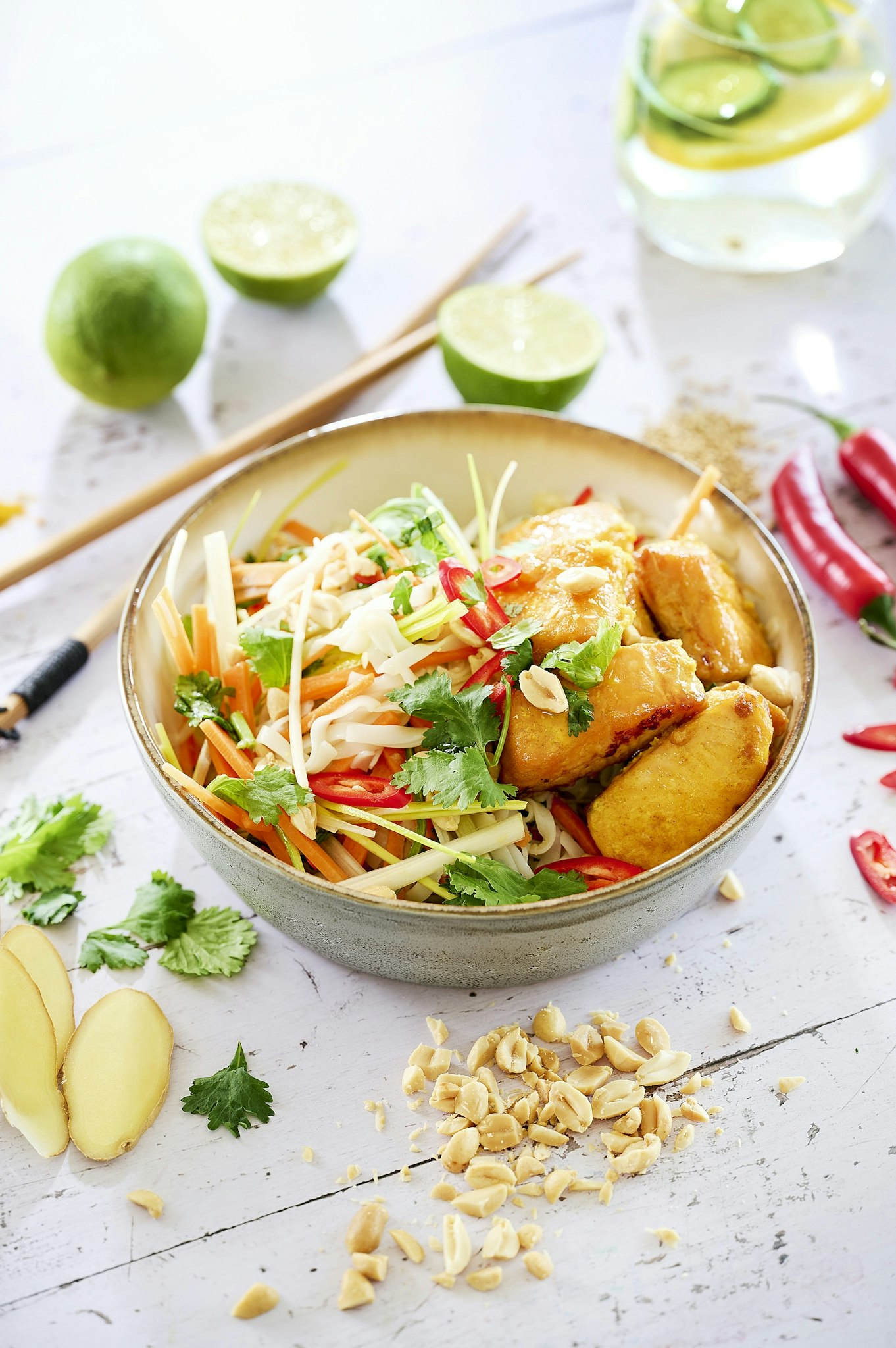 Asiatisk risnudelbowl med marinerad lax