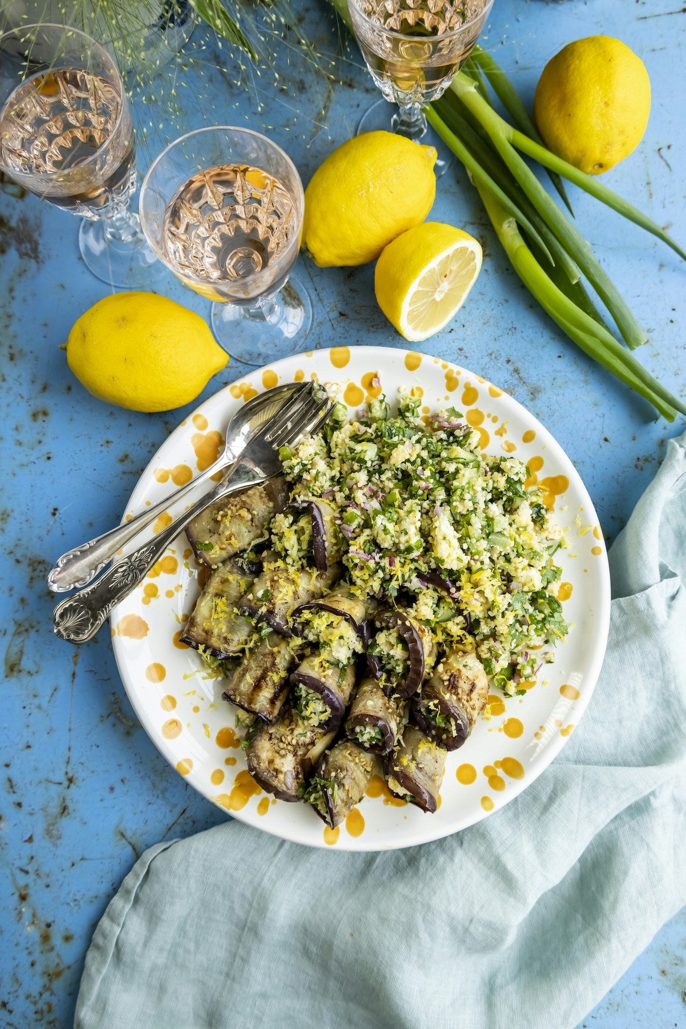 Auberginerullar med bulgursallad