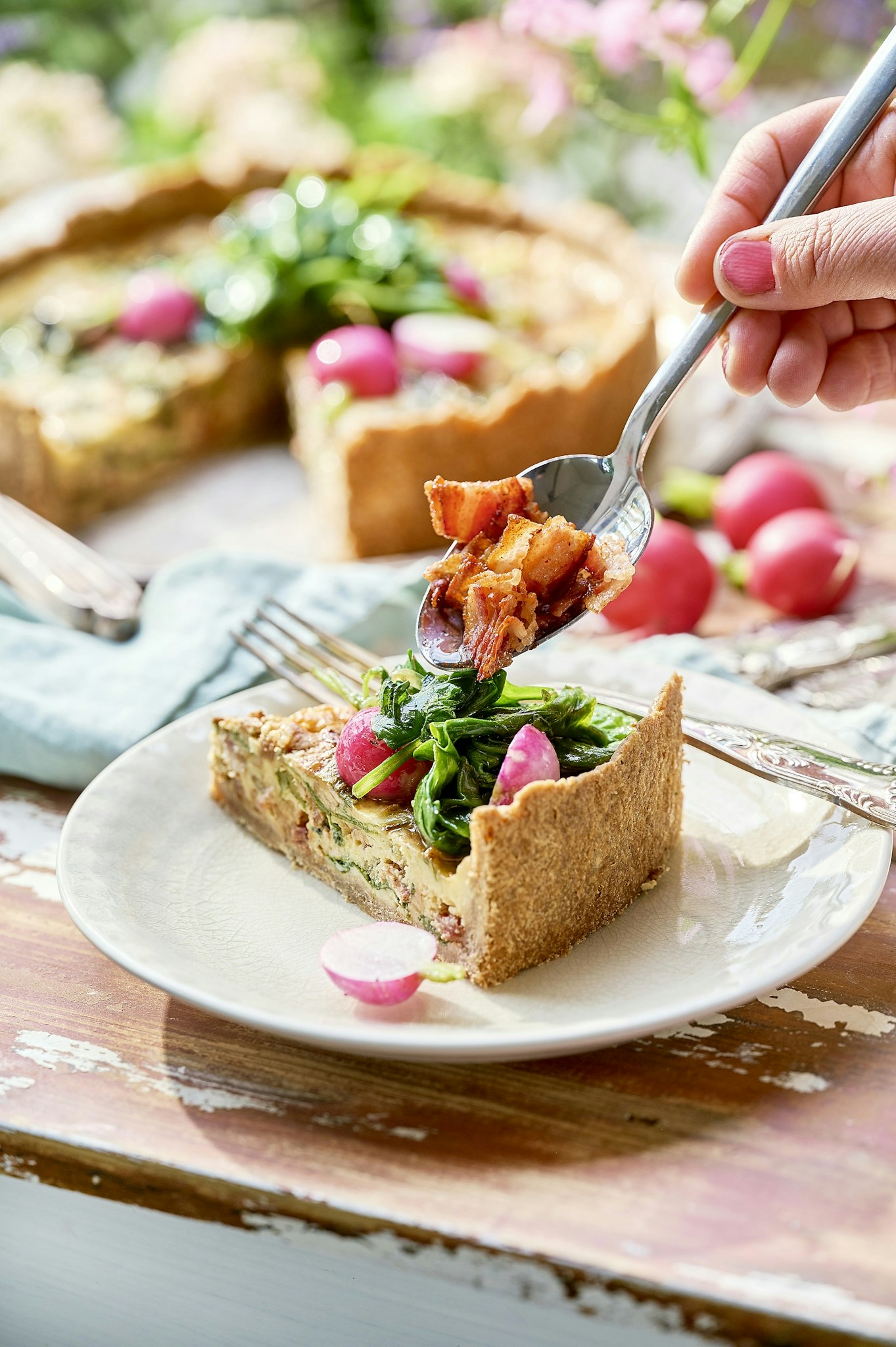 Bacon- och spenatpaj med ädelost
