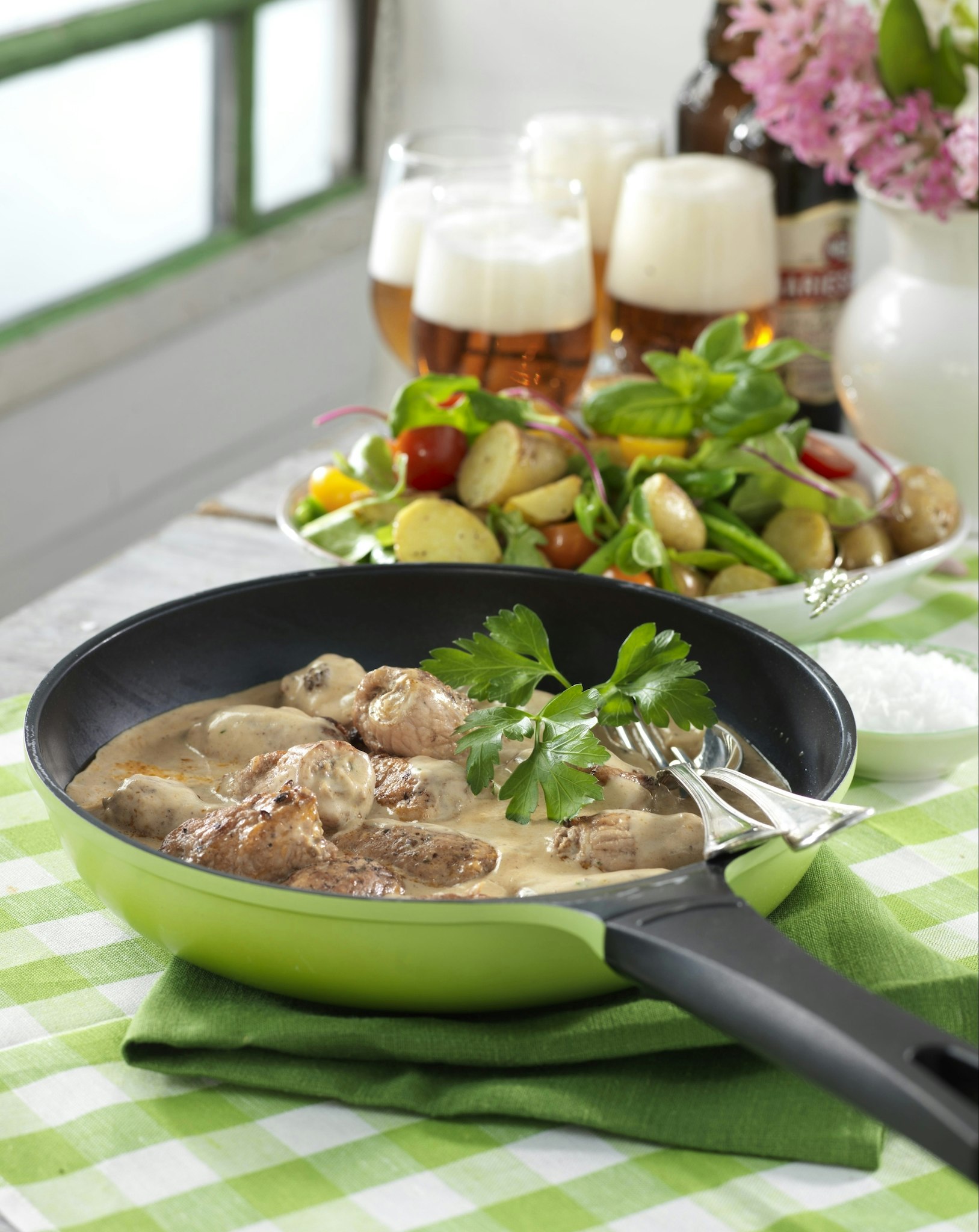 Baconfyllda fläskrulader i senapssås