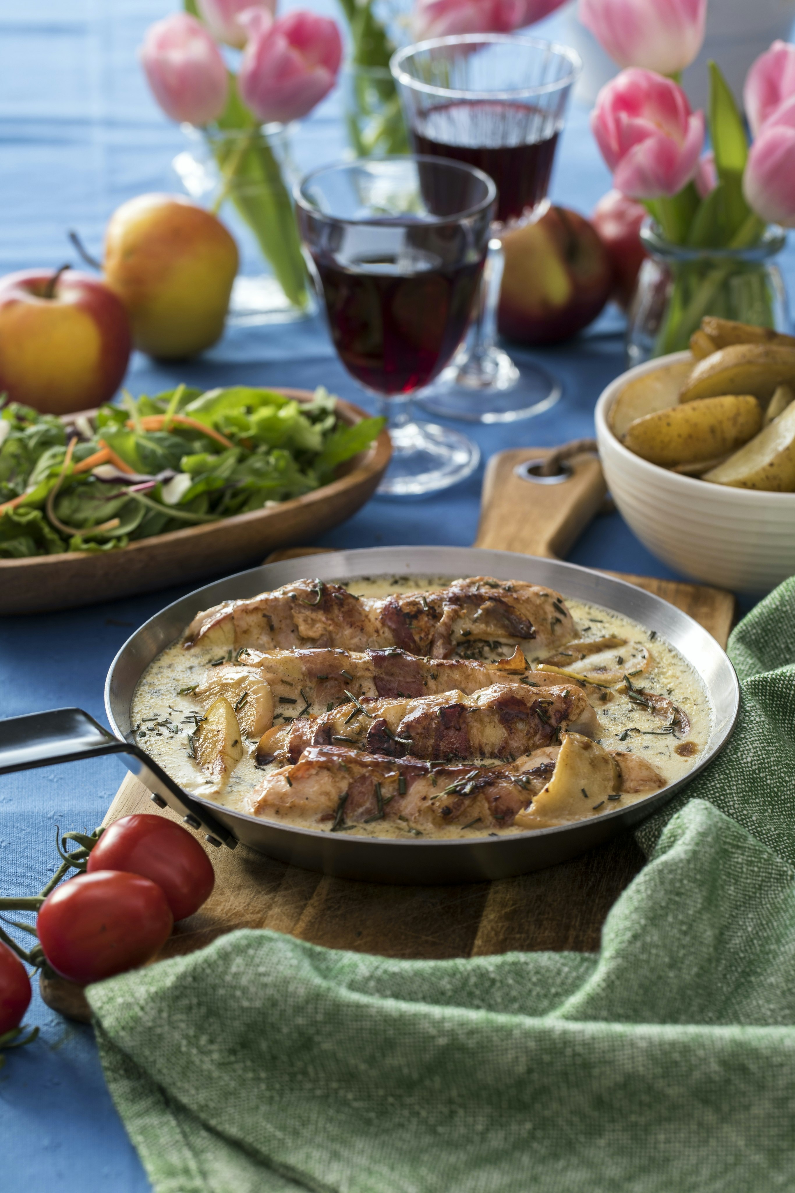 Baconlindad kycklingfilé i krämig cidersås