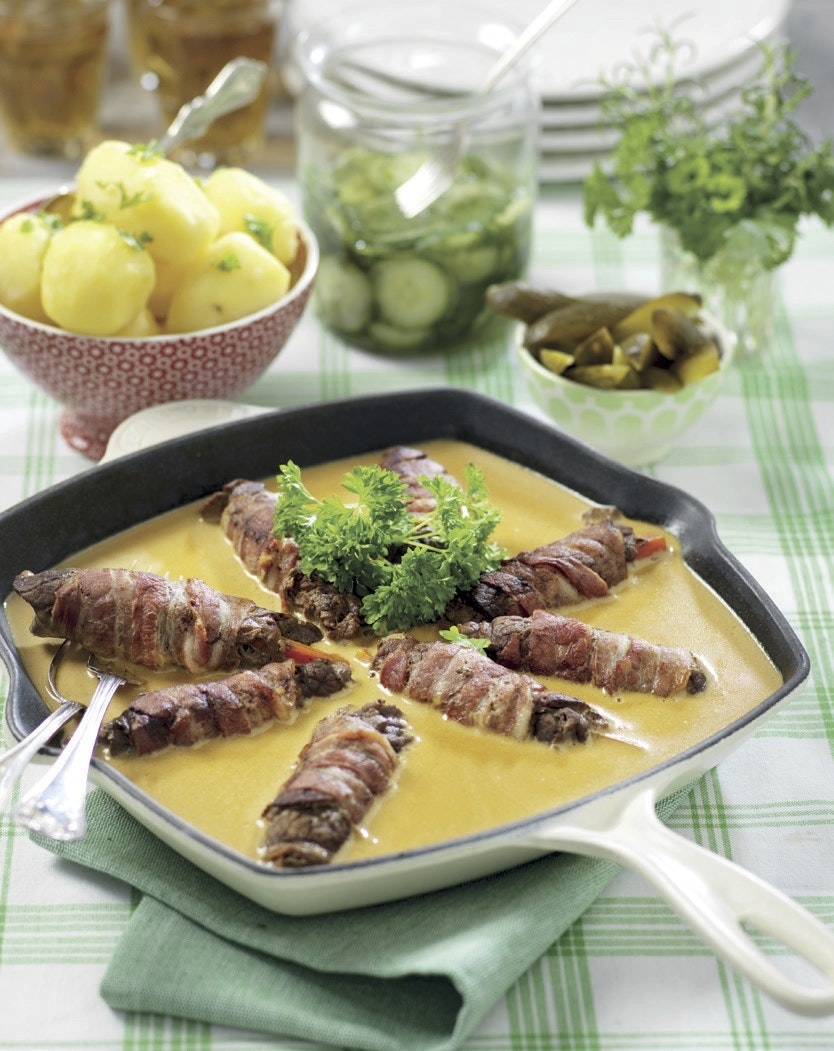 Baconlindade lövbiffrullader med gräddsås