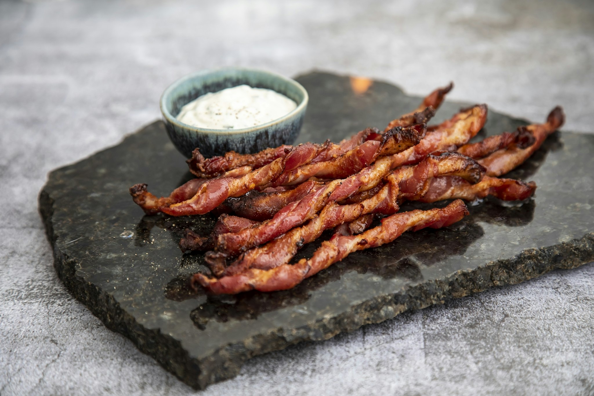 Baconpinnar med sour cream-dipp
