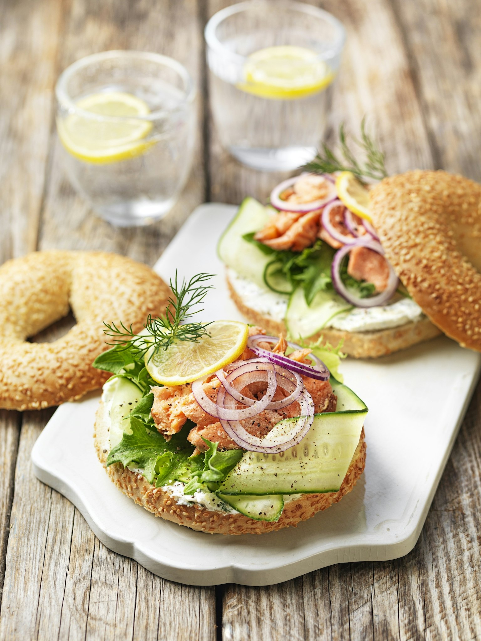 Bagel med varmrökt lax och färskost