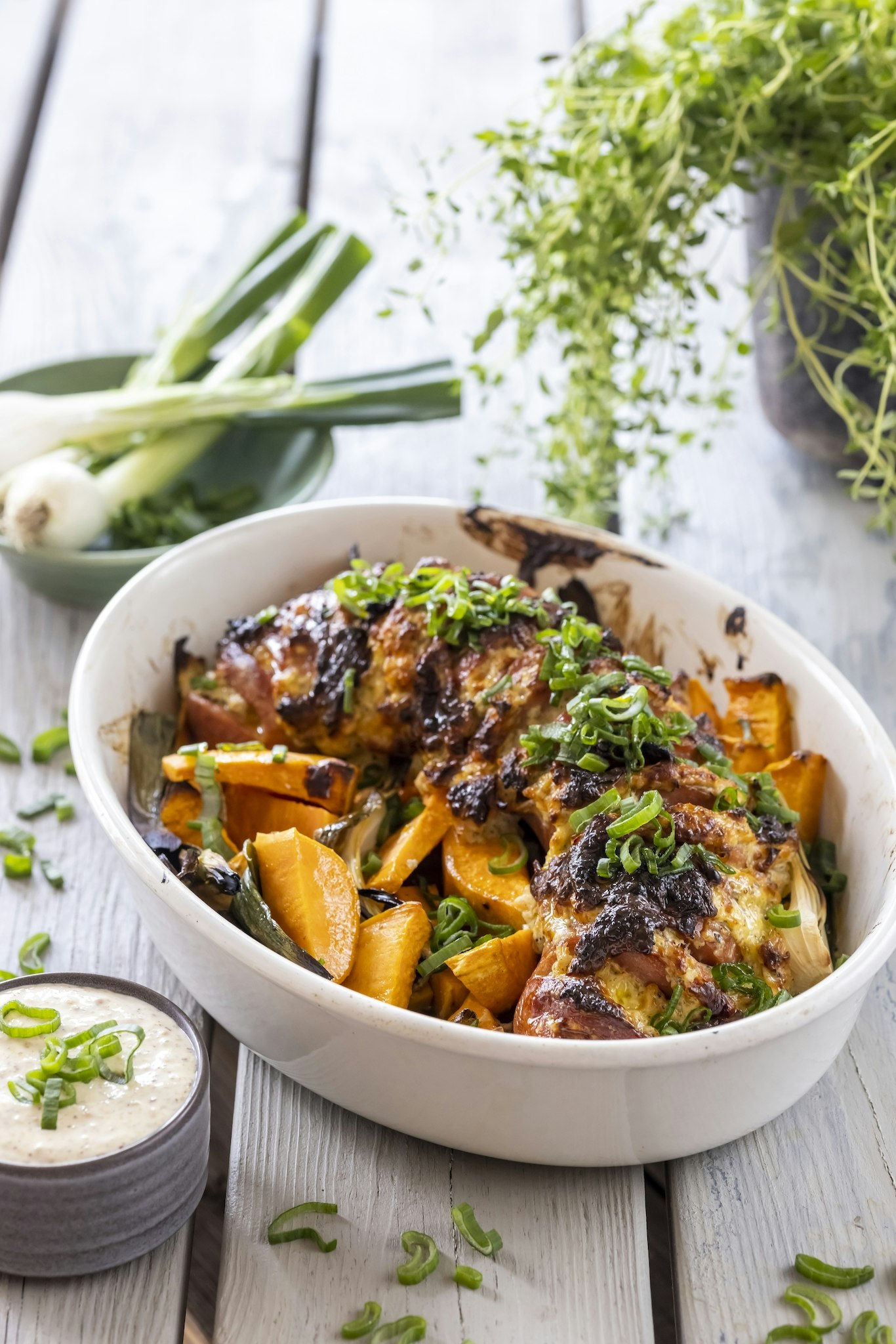 Ugnsbakad falukorv med sötpotatis och senapskräm