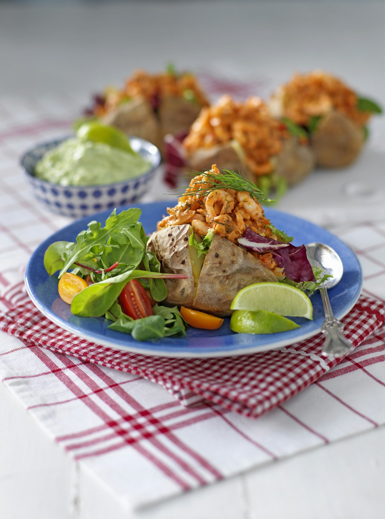 Bakad potatis med heta räkor