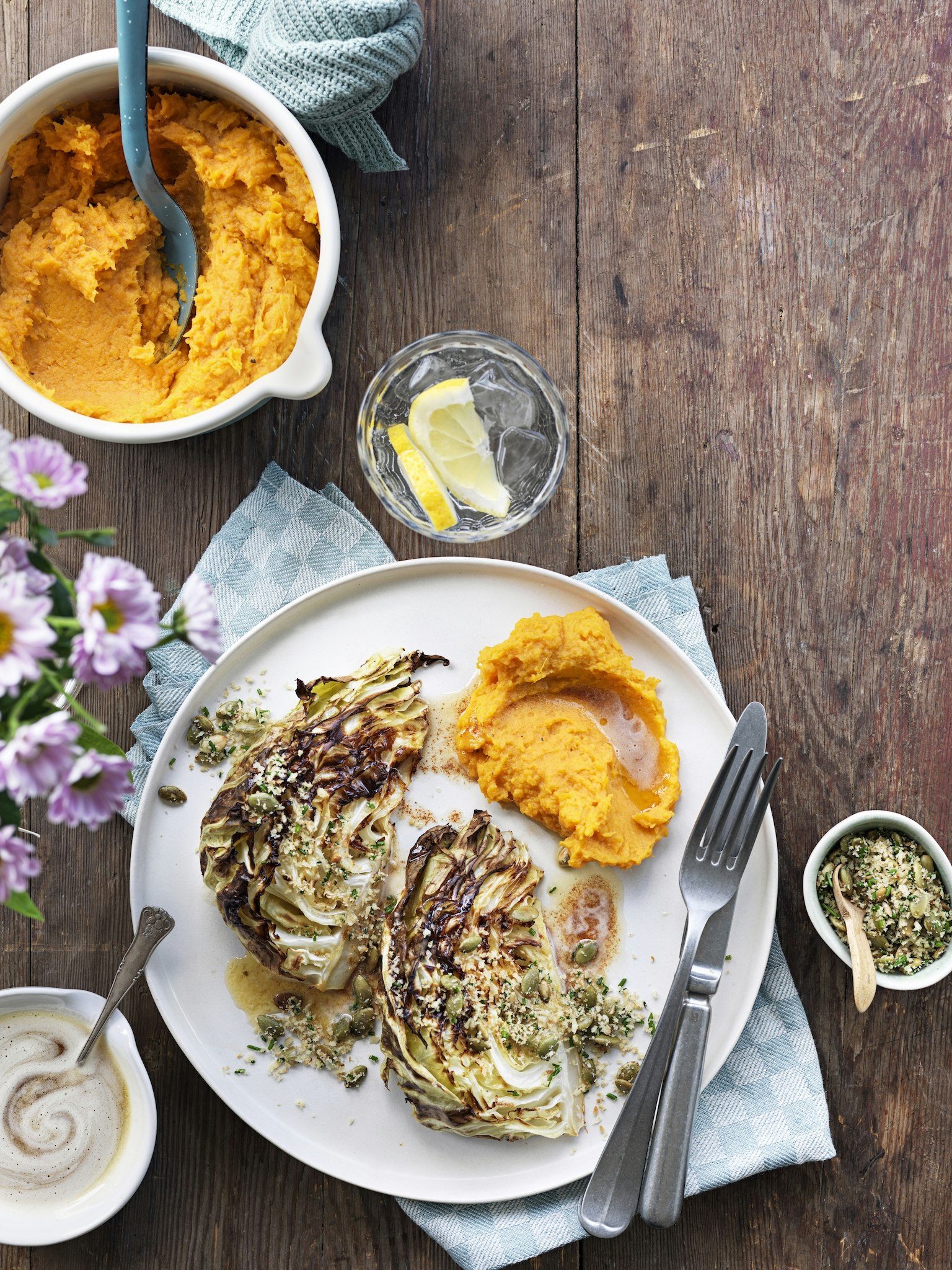 Bakad sommarkål med sötpotatismos