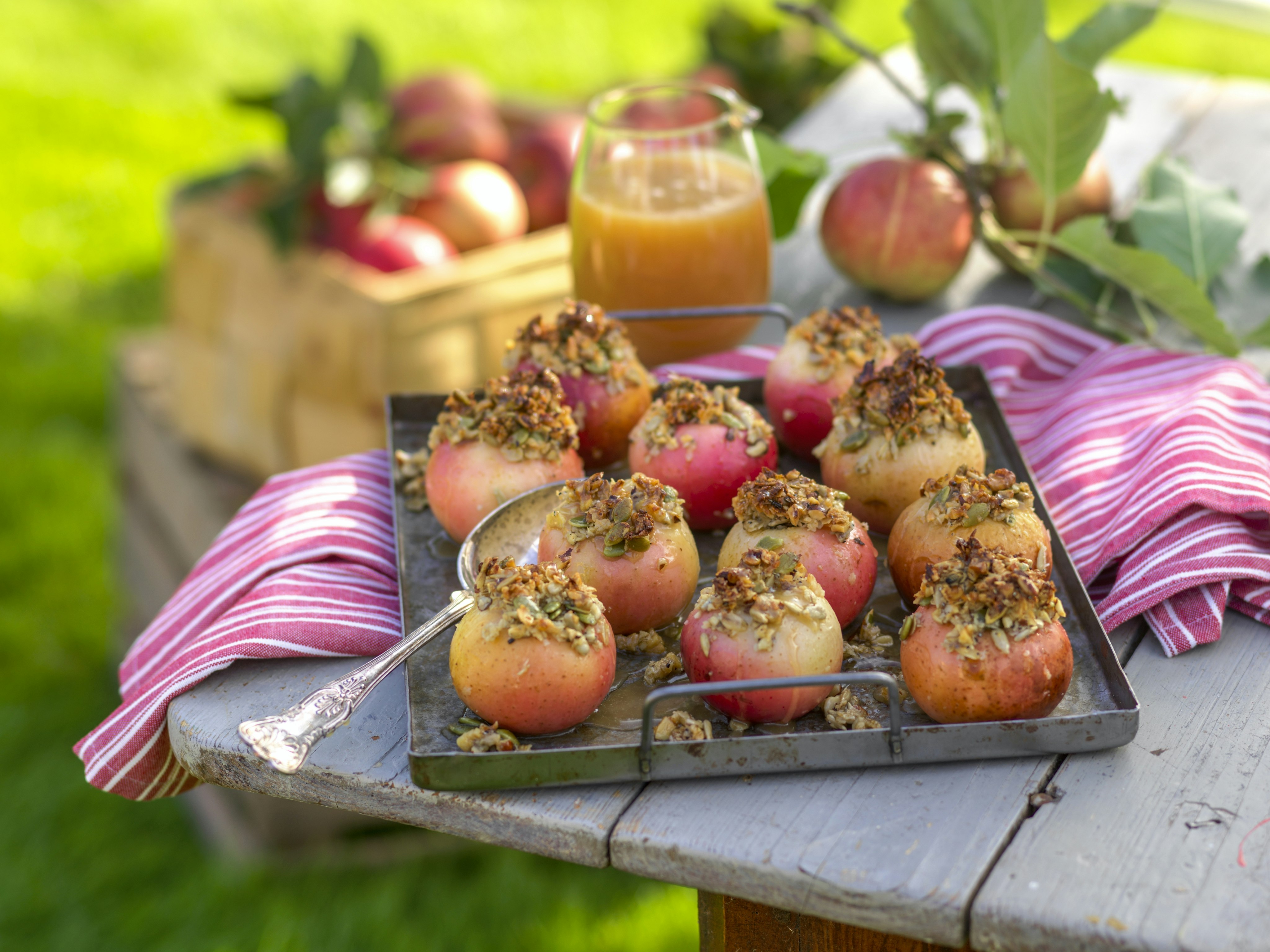 Bakade äpplen med nötter och frön