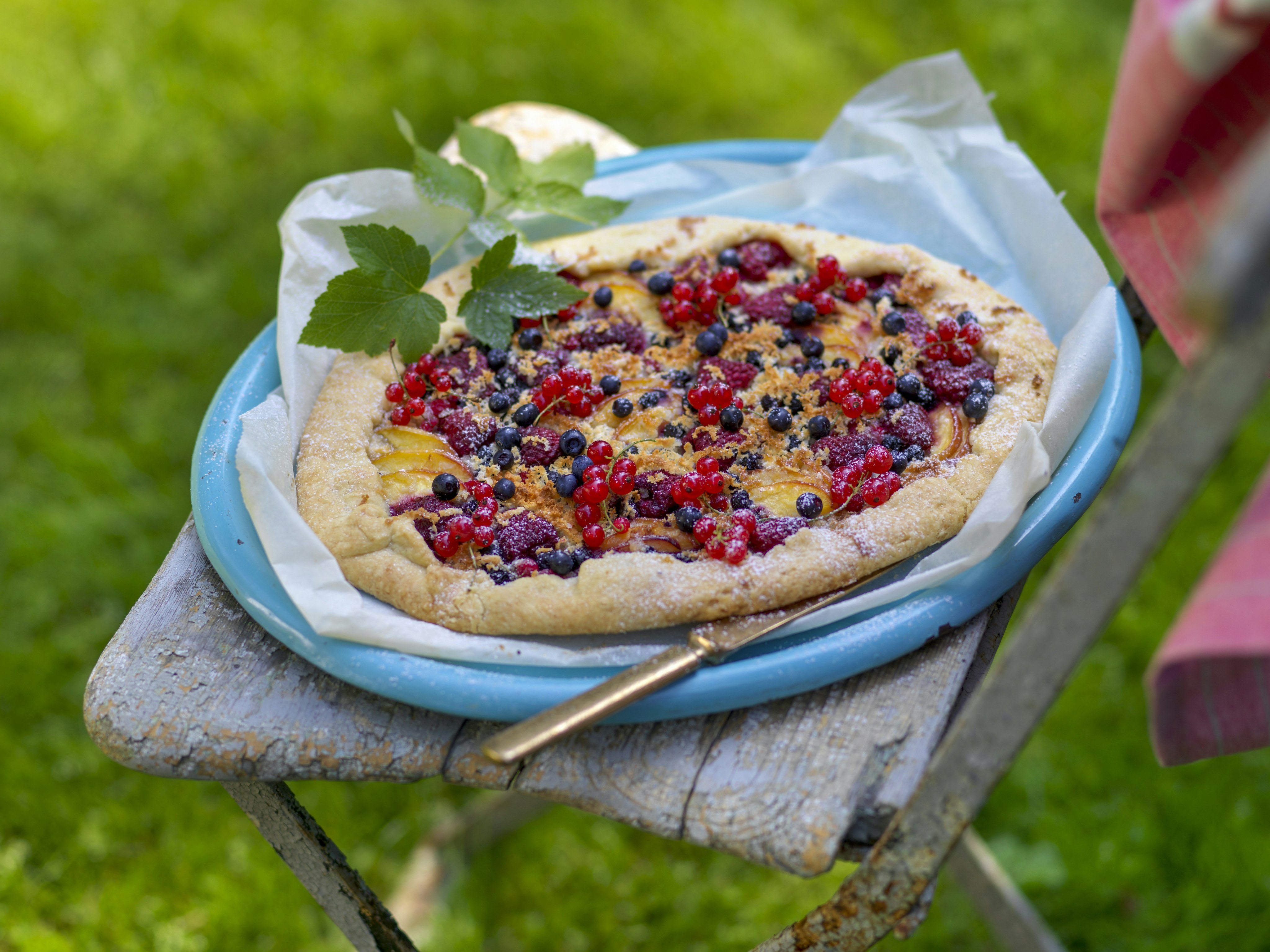 Bärgalette toppad med mandelmassa