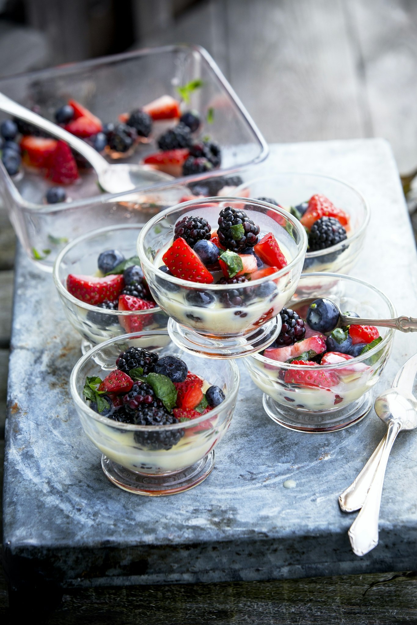Bärsallad med vit chokladsås
