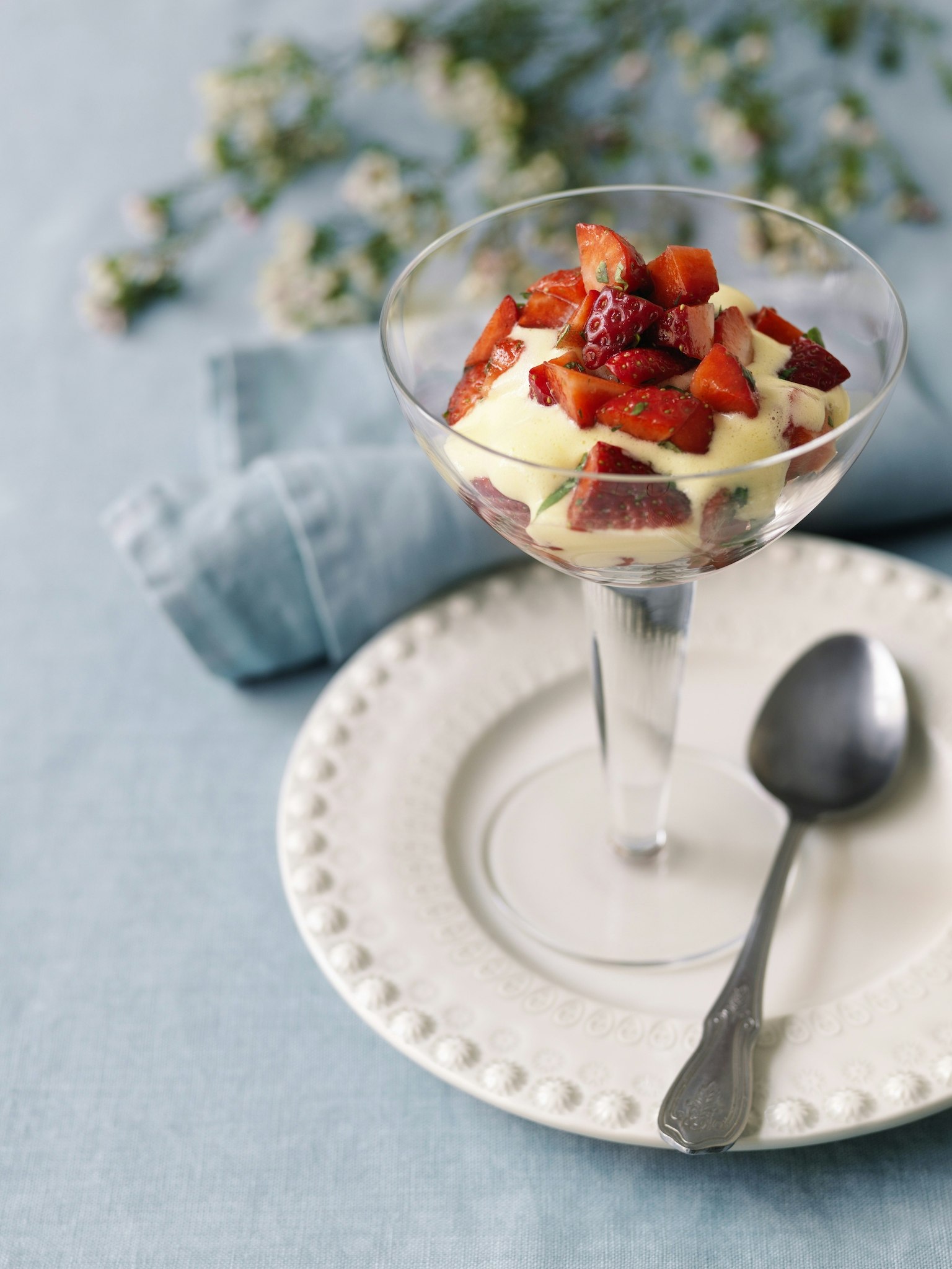 Basilika- och limejordgubbar med zabaione