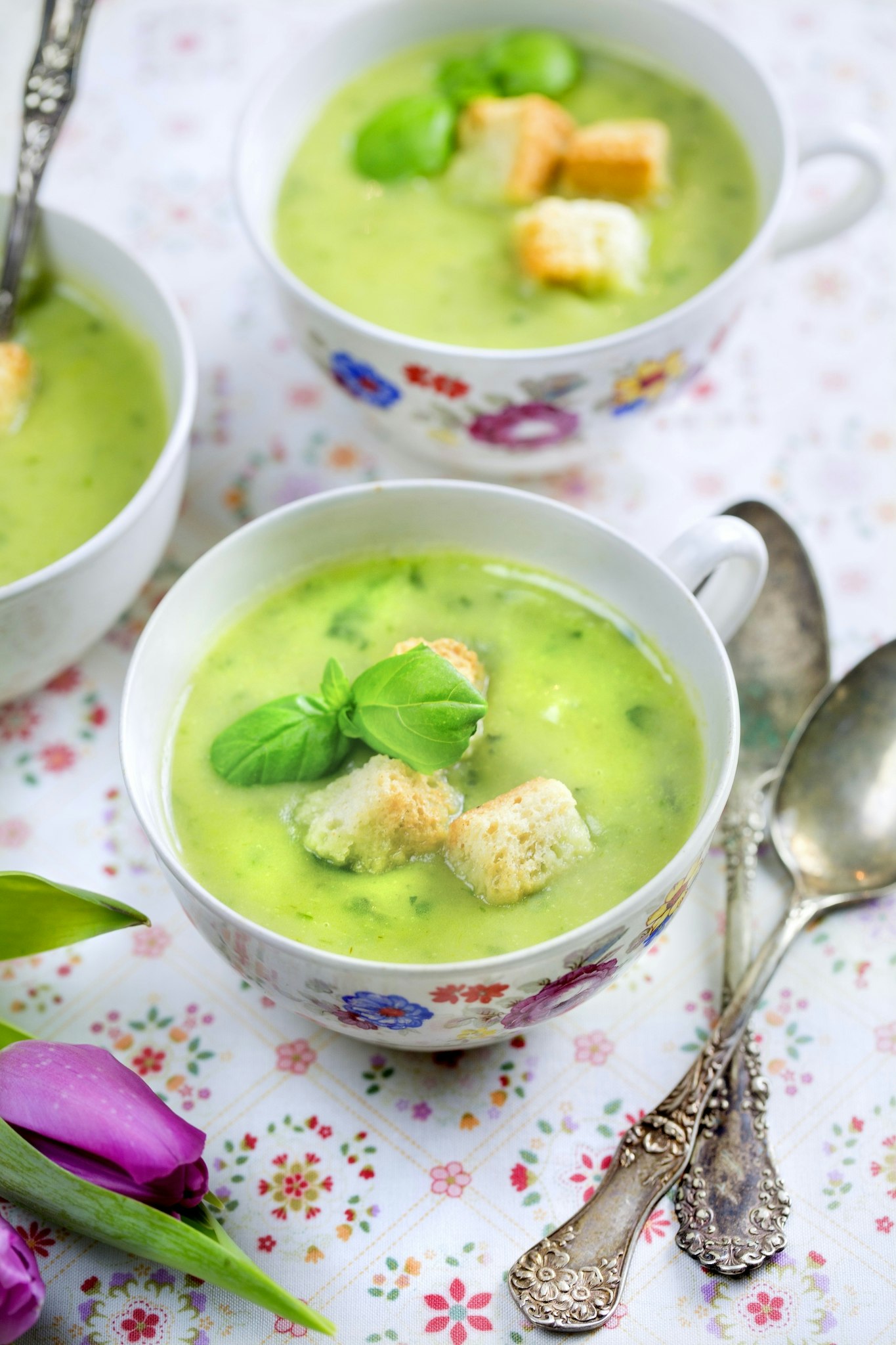 Basilika- och potatissoppa med krutonger