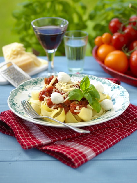 Basilikadoftande tomatsås med pasta och mozzarella