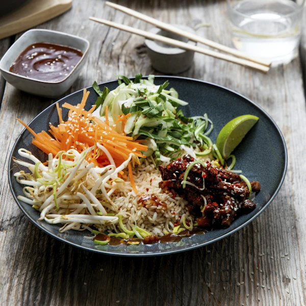 Bibimbap Ris Bibimbap med ris, grönsaker och nötkött