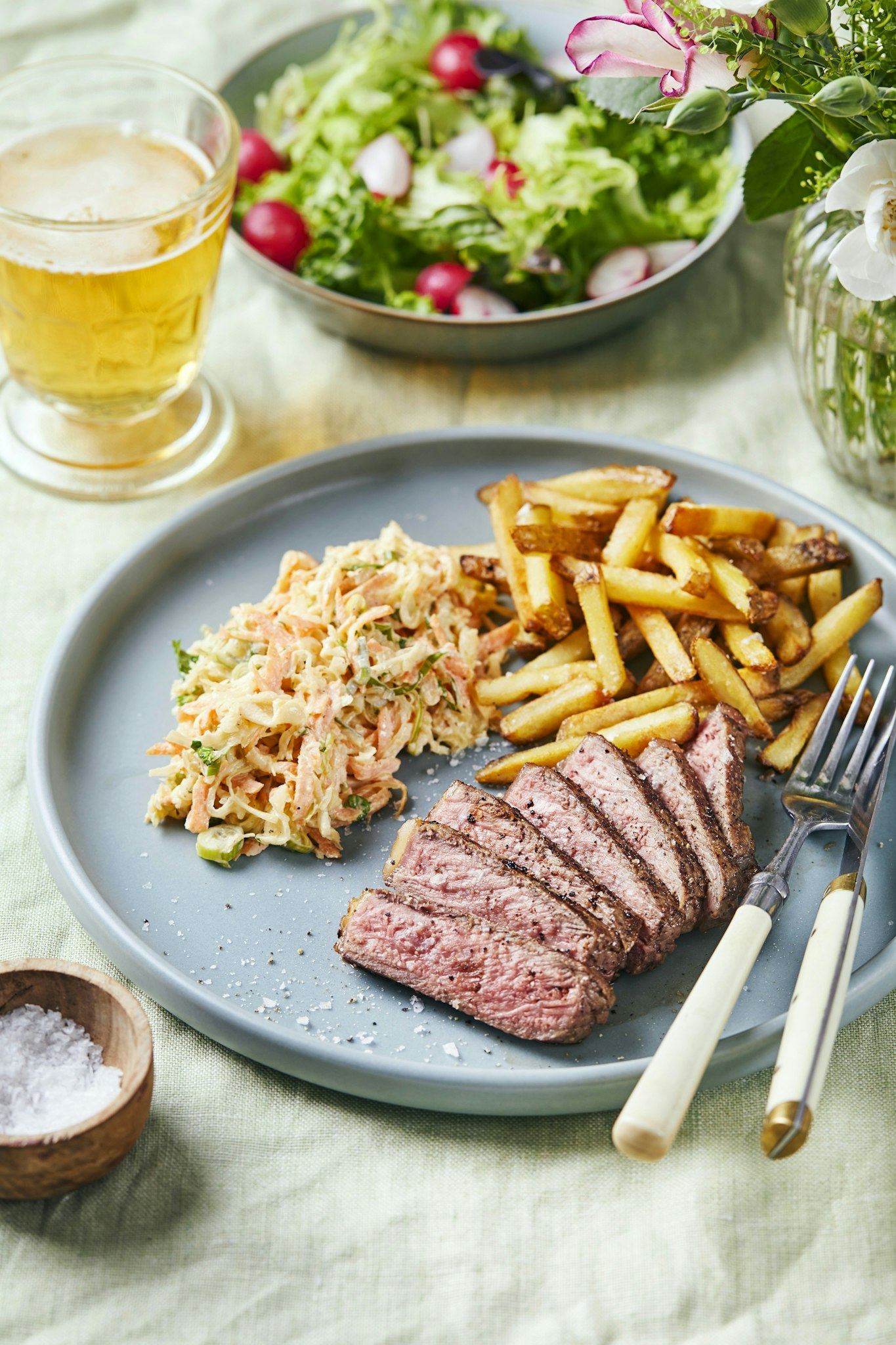 Biff med coleslaw på surkål
