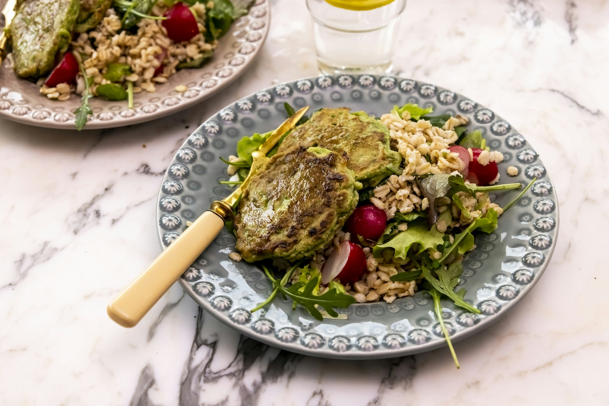 Biffar på gröna ärtor med mathavresallad