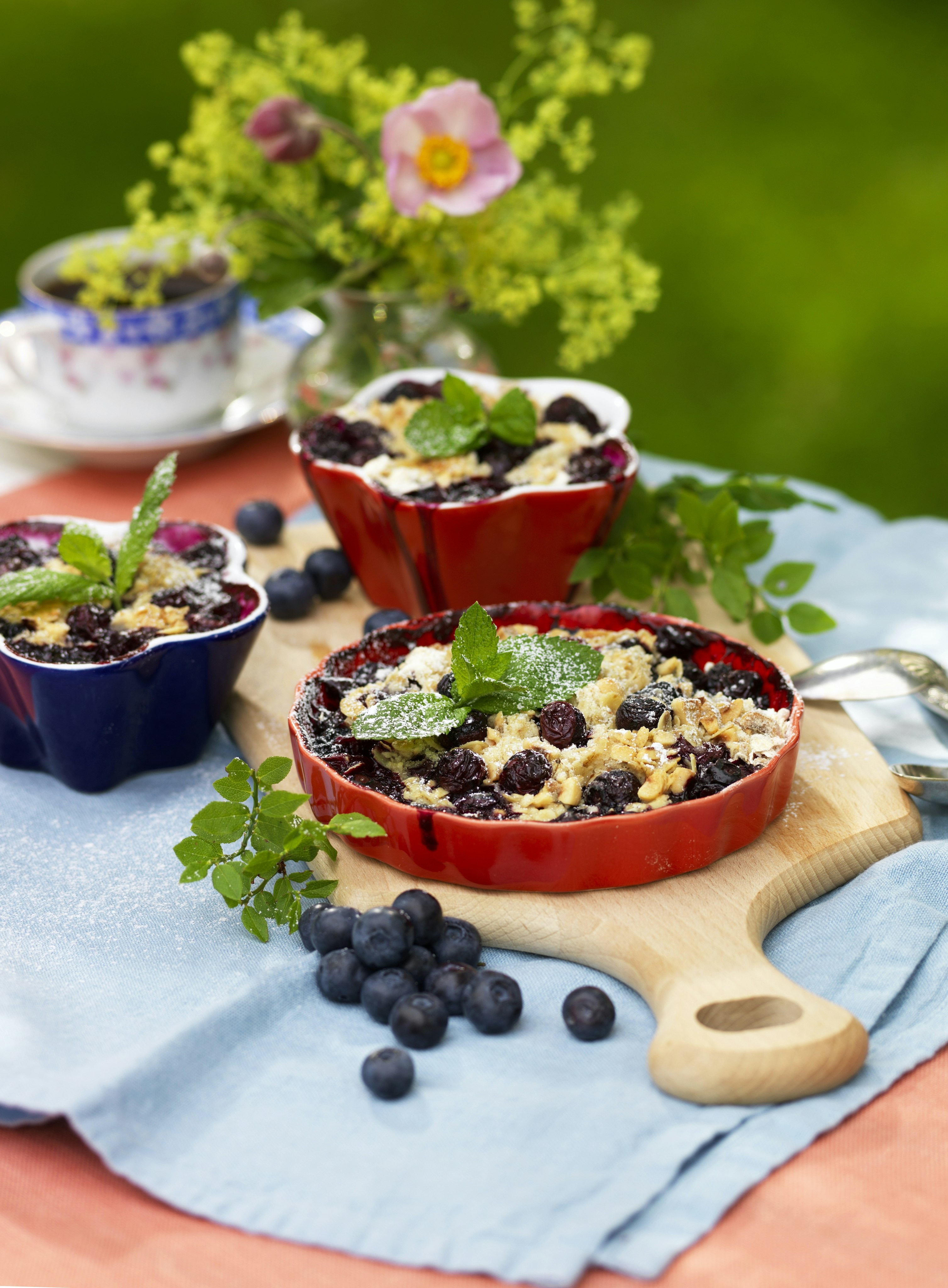 Blåbärspaj med havresmulor