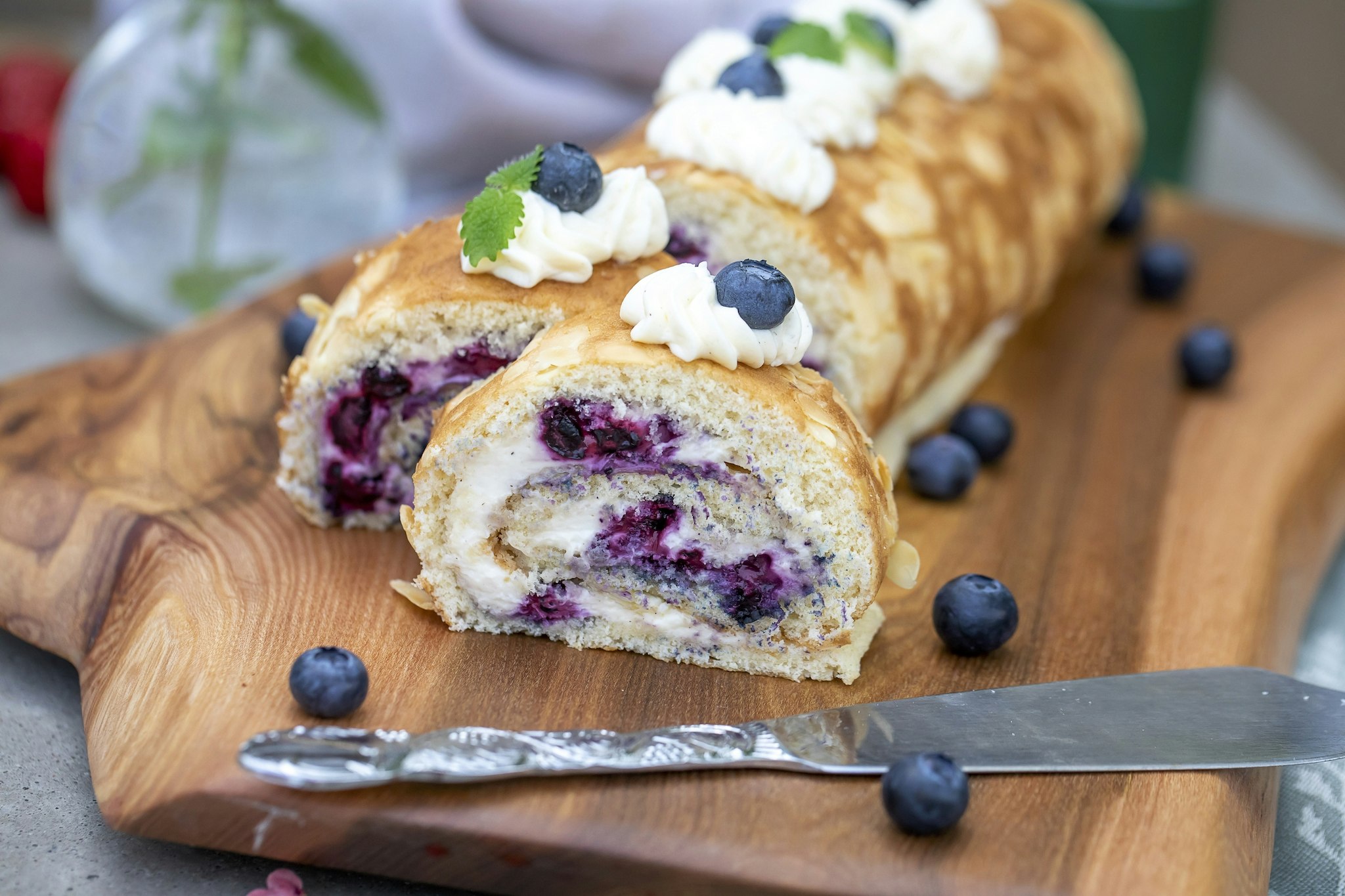 Blåbärsrulltårta med gräddig fyllning