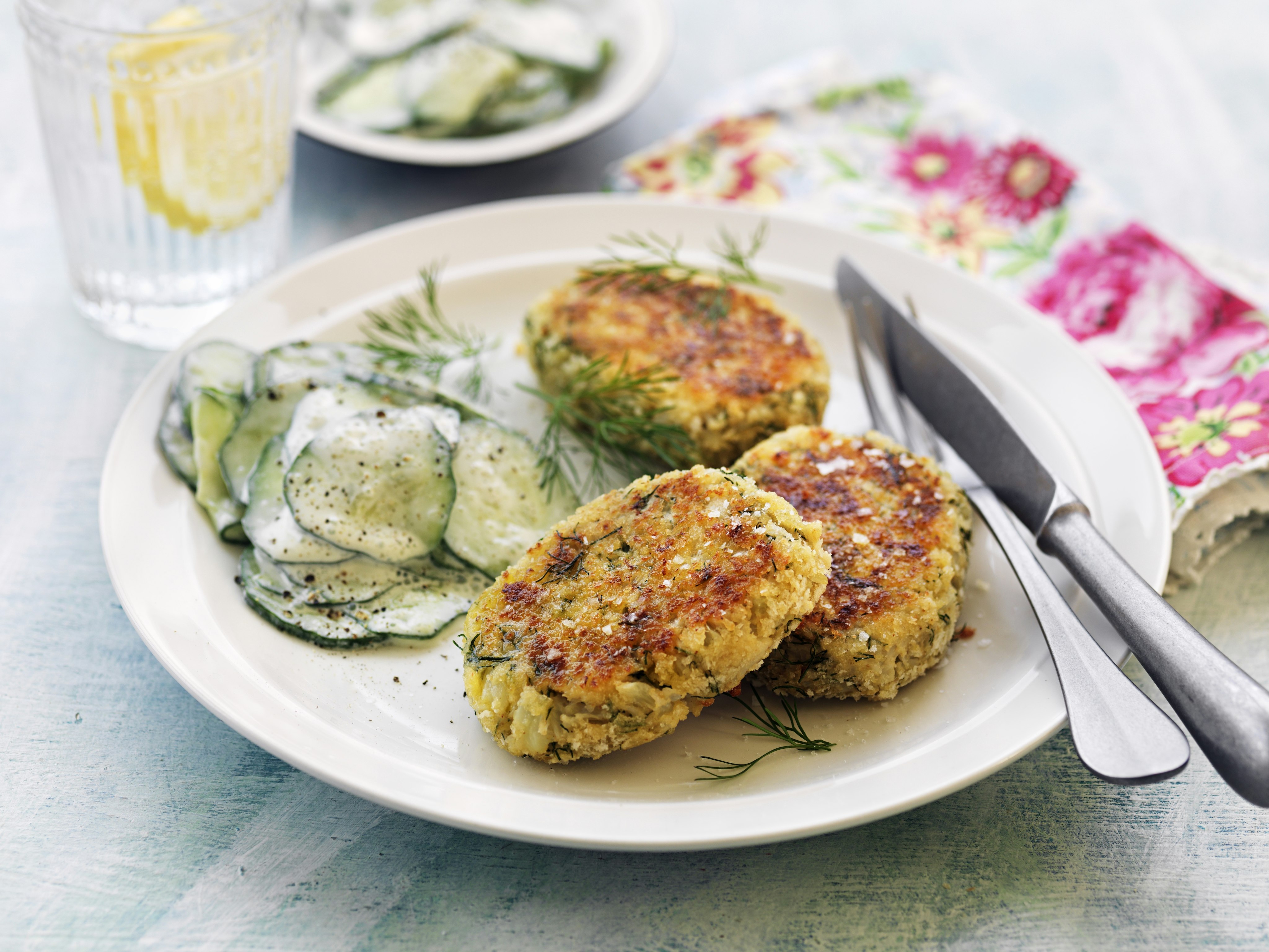 Blomkålsbiffar med gurksallad