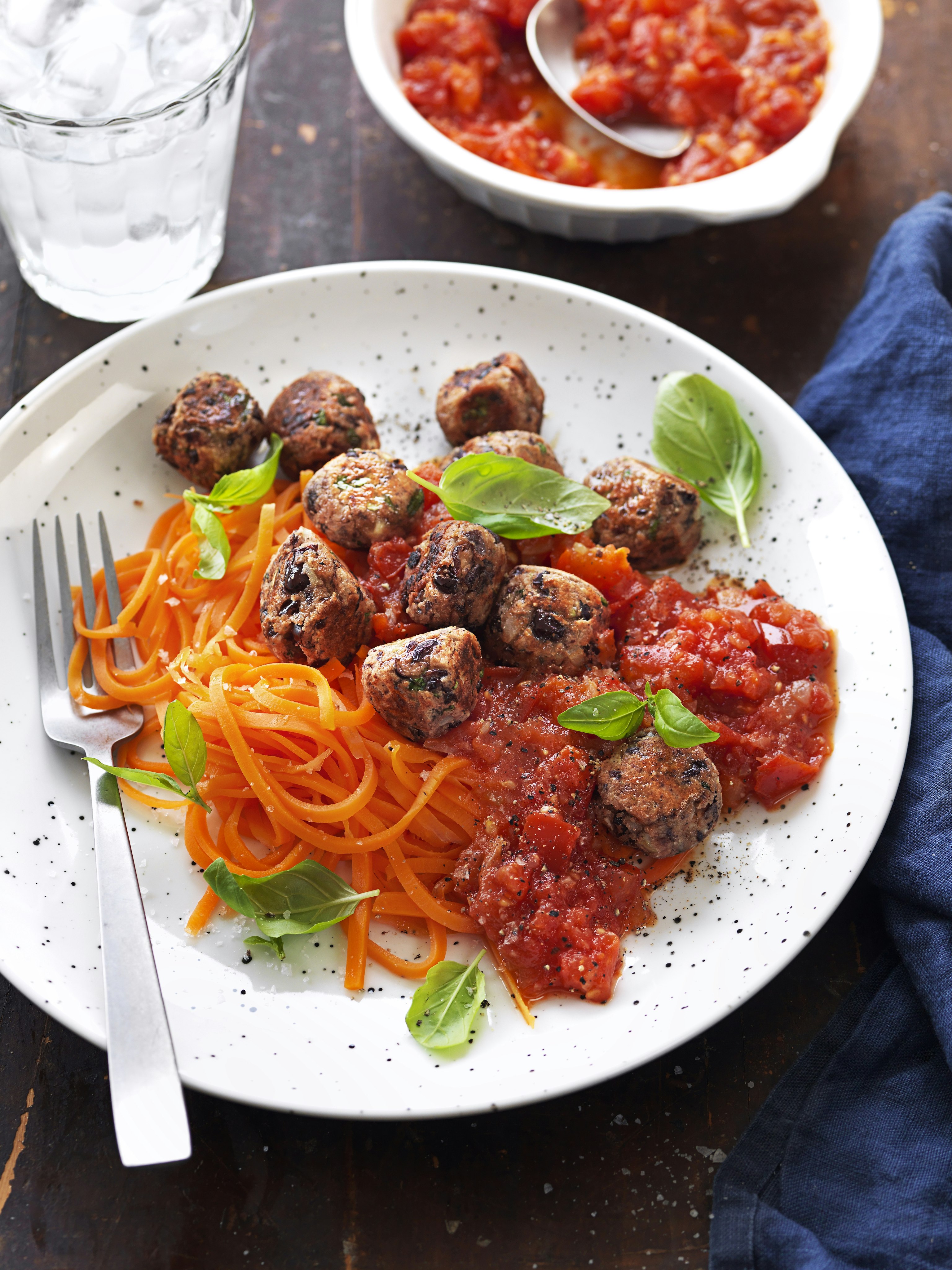 Bönbullar med tomatsås och hyvlade morötter