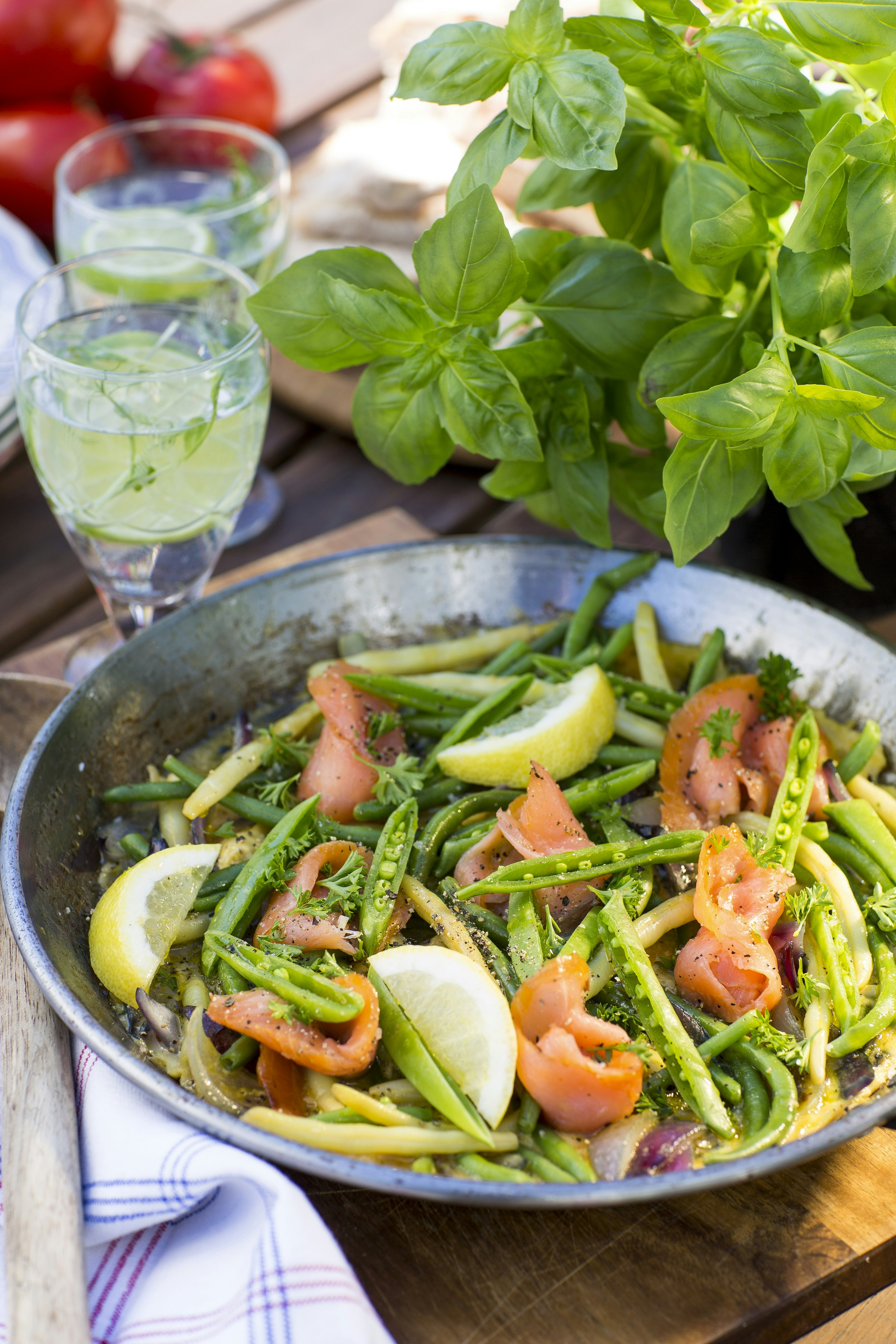 Bondomelett med bönor och kallrökt lax
