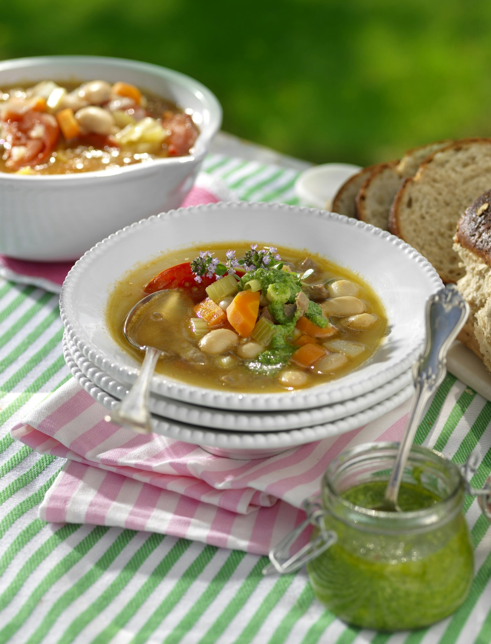 Bondsoppa med lövbiff och bönor