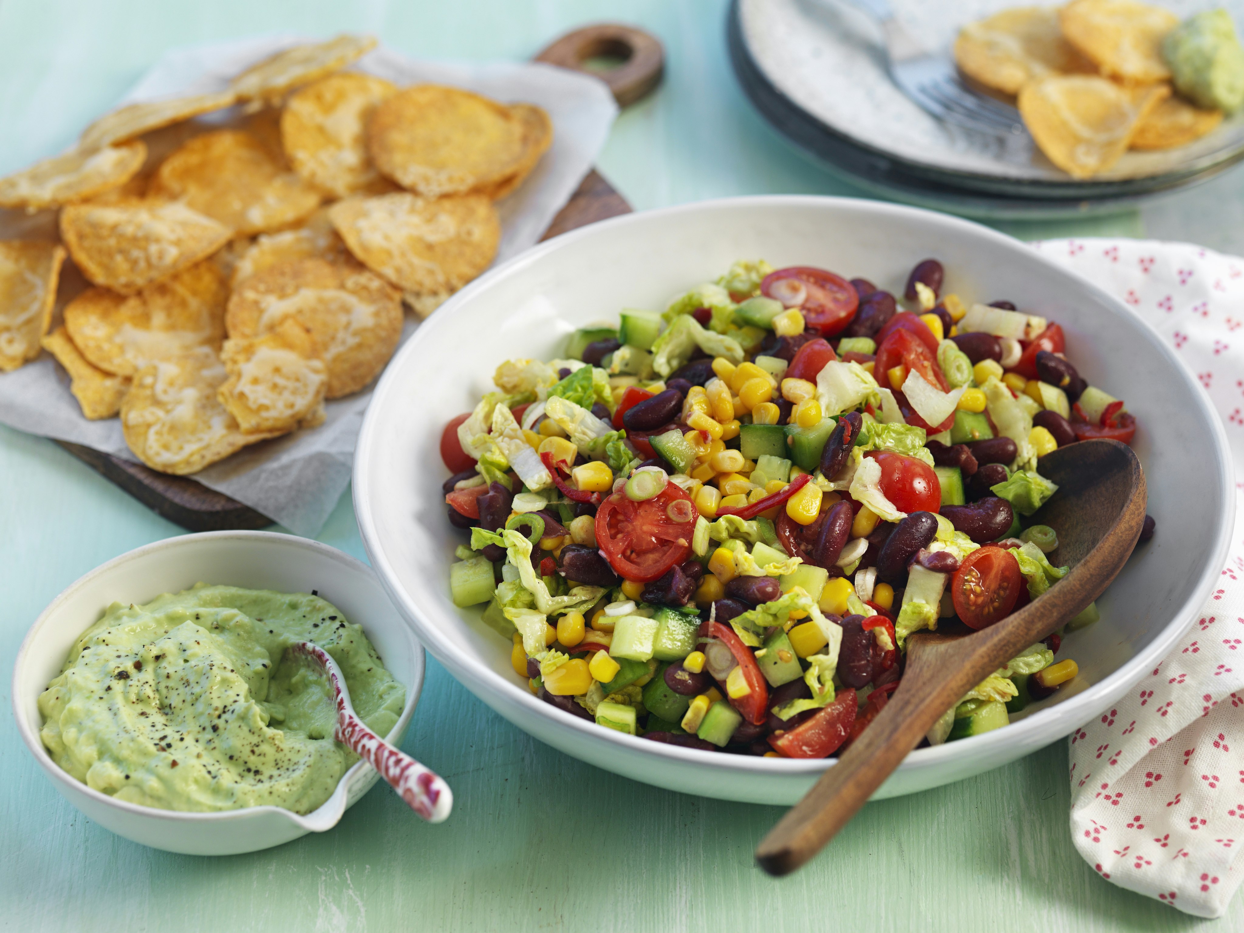 Bönsallad med ostgratinerade nachos