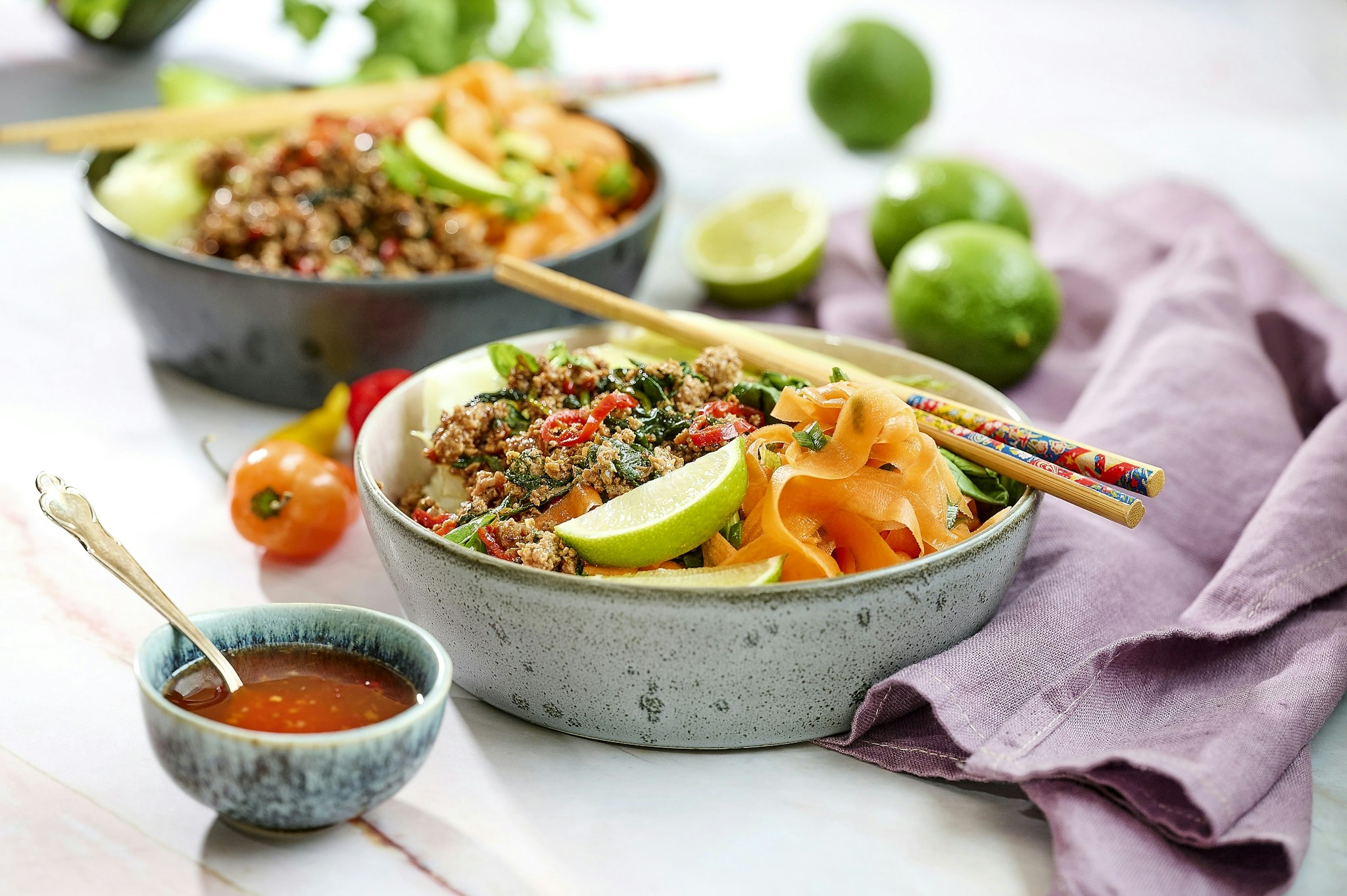 Bowl med färs och limemarinerad morotssallad