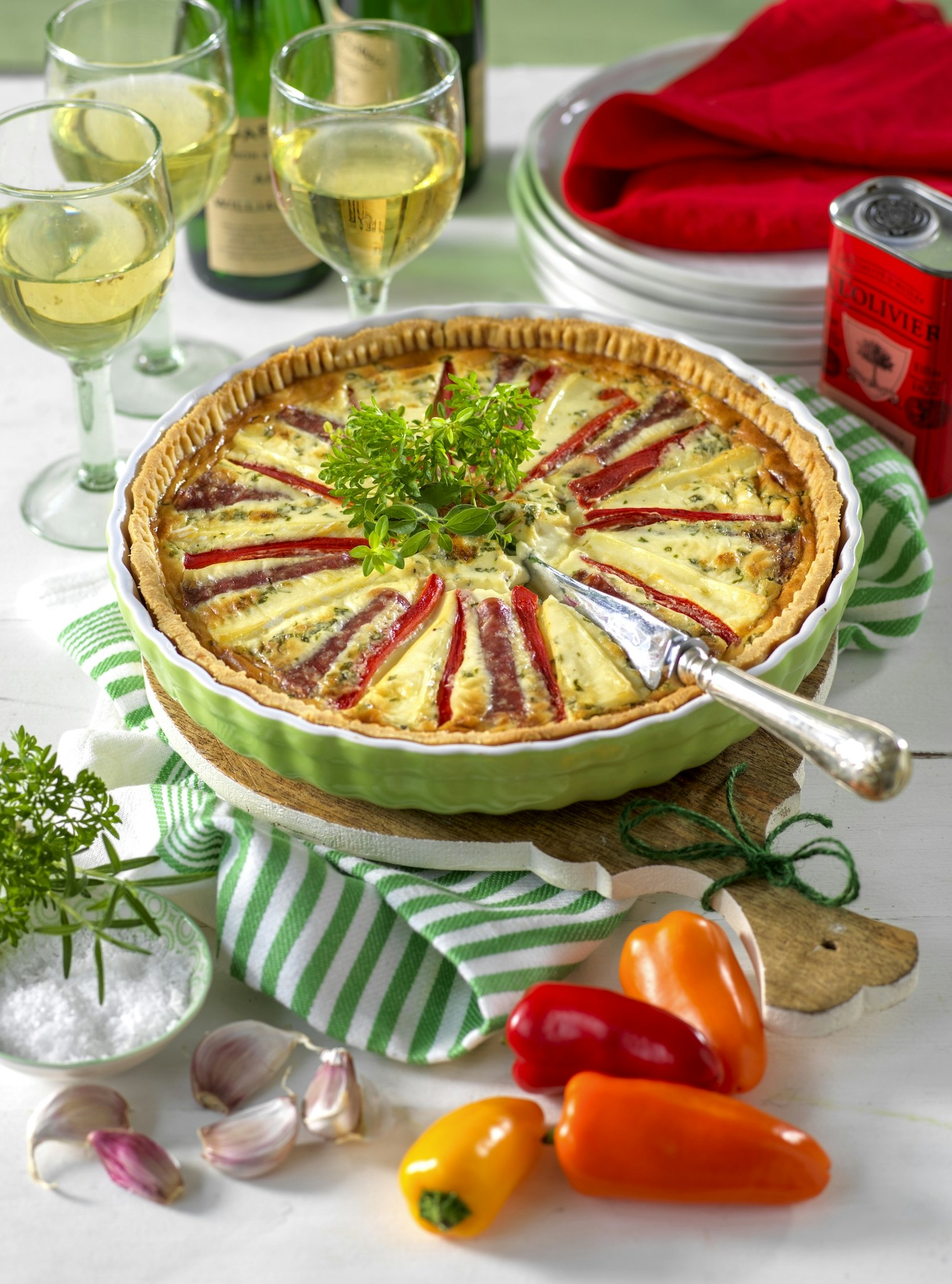 Brie och salamipaj med grillad paprika