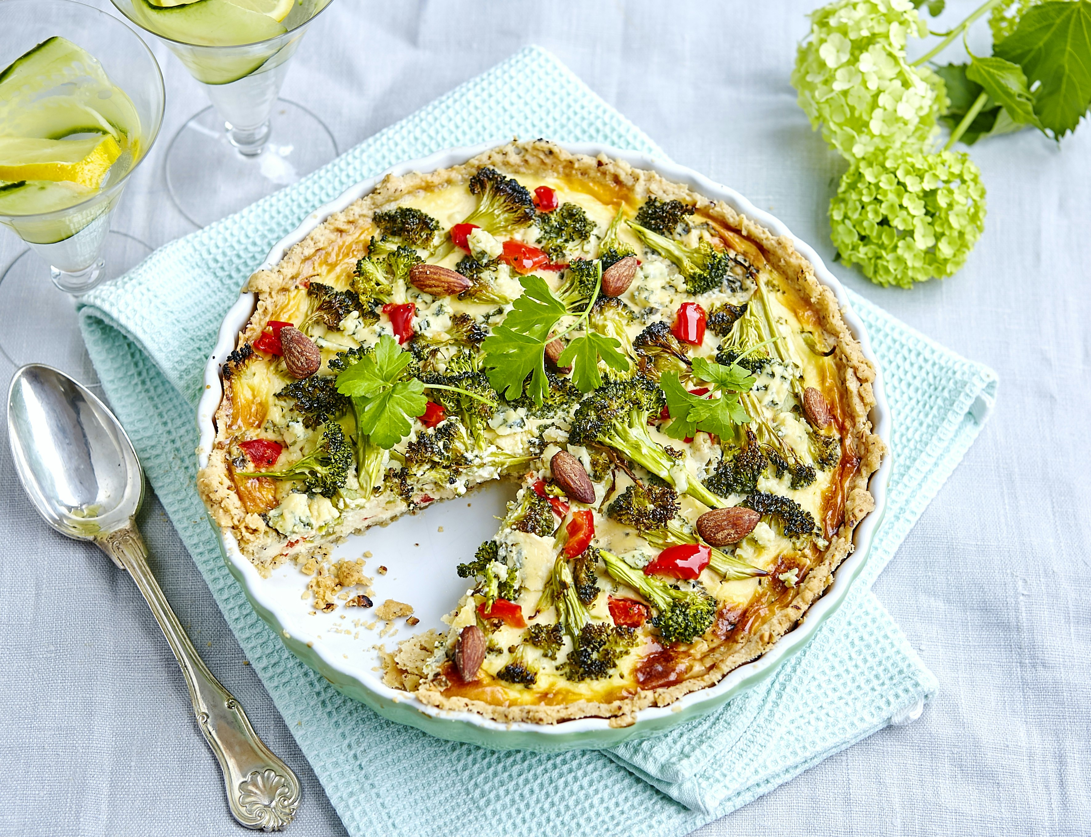 Broccolipaj med ädelost och nötter