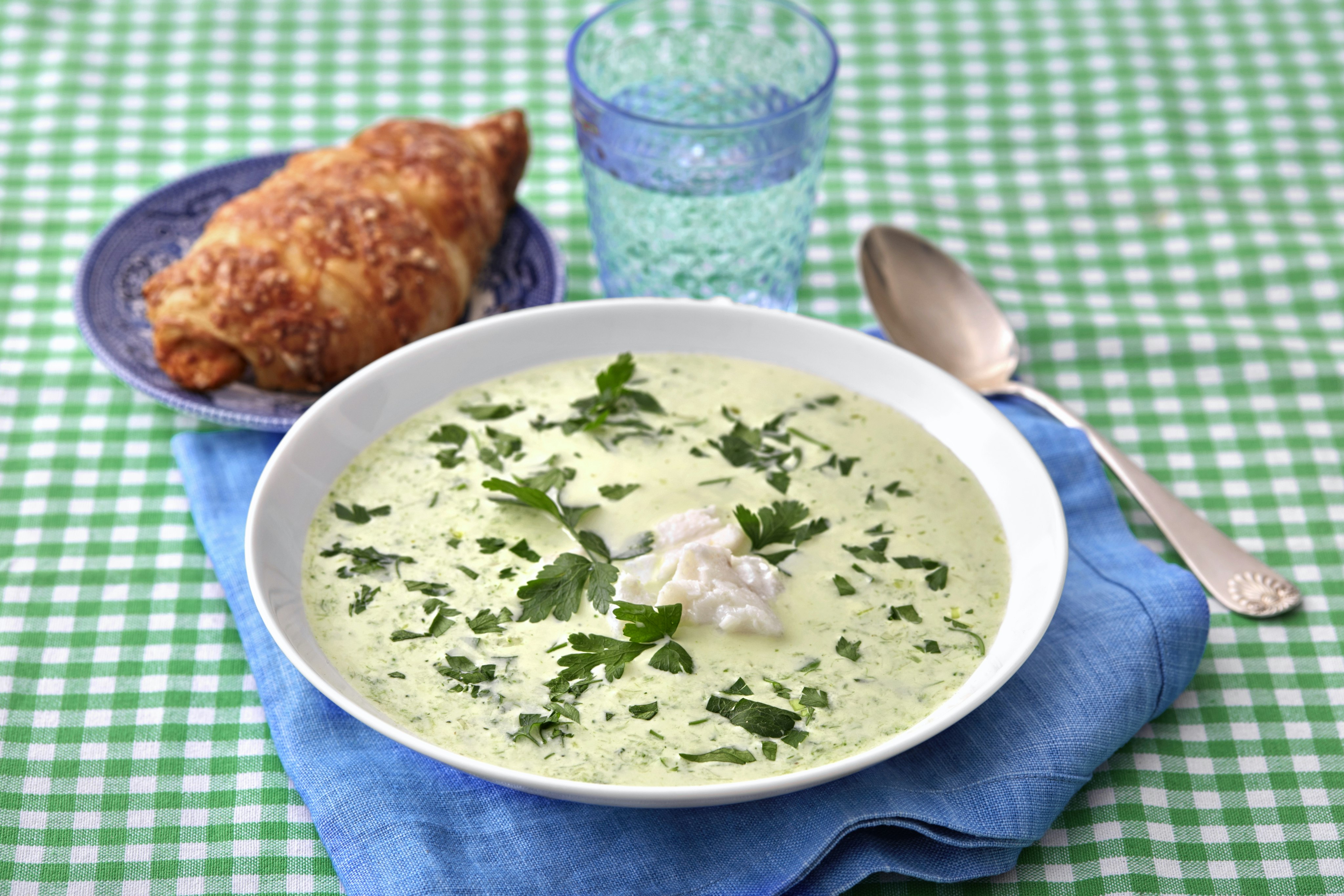 Broccolisoppa med kokosmjölk och vit fisk